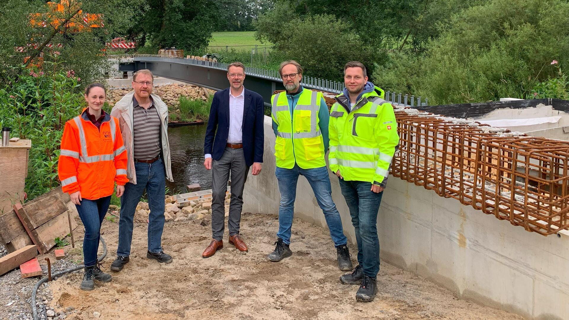 Ortstermin an der Brücke (von links): Marina Metzner (Firma Winkler), Michael Brumund (ArL Verden), Gemeindedirektor Henning Fricke, Thomas Klakus (BIZ Architekten & Ingenieure) sowie Mitja Mutschall von der Samtgemeindeverwaltung an der Baustelle in Heeslingen