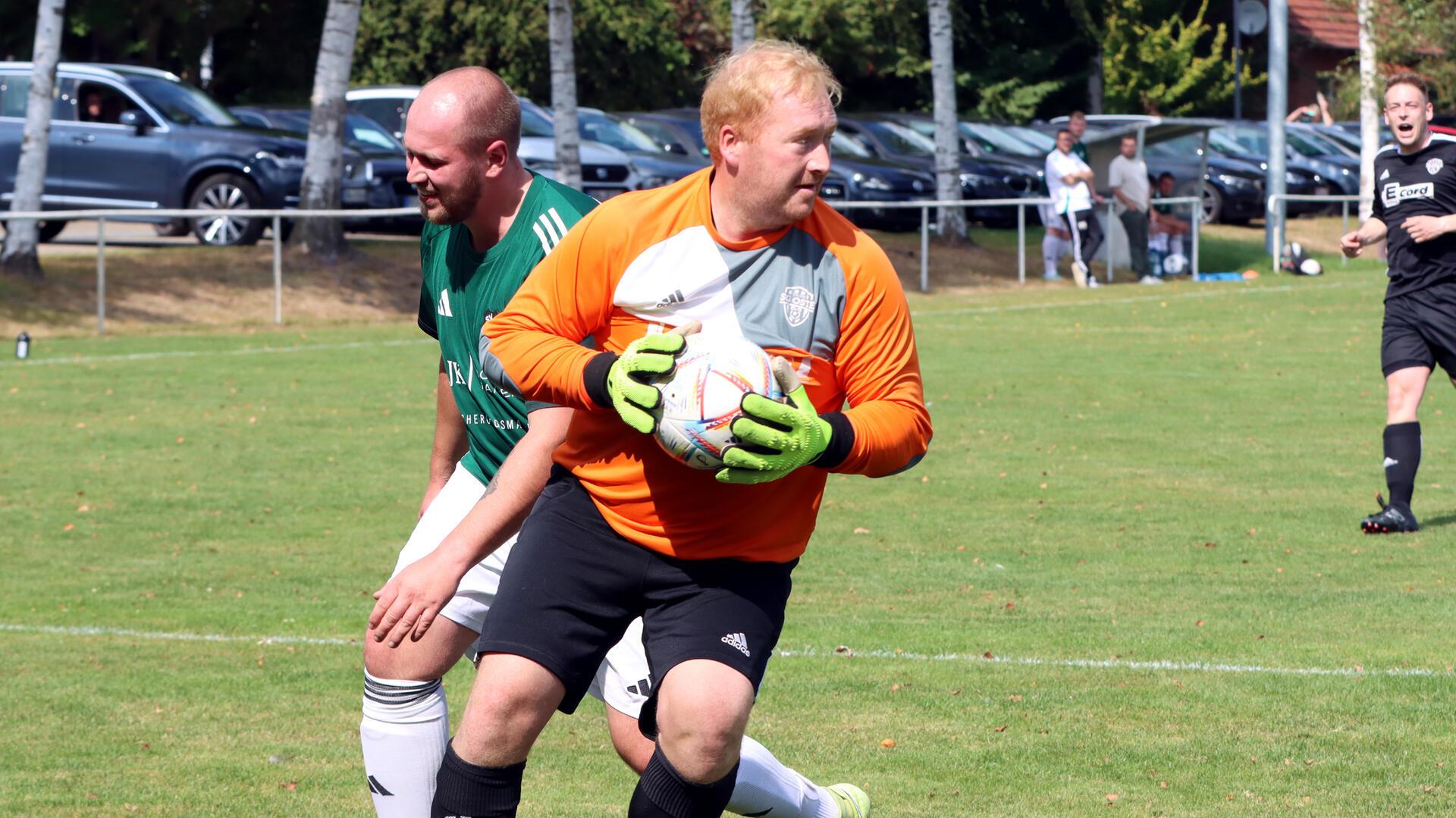 Oste-Keeper Jan Mangels hielt seine Truppe lang im Spiel, nach knapp einer Stunde brachen aber alle Dämme.