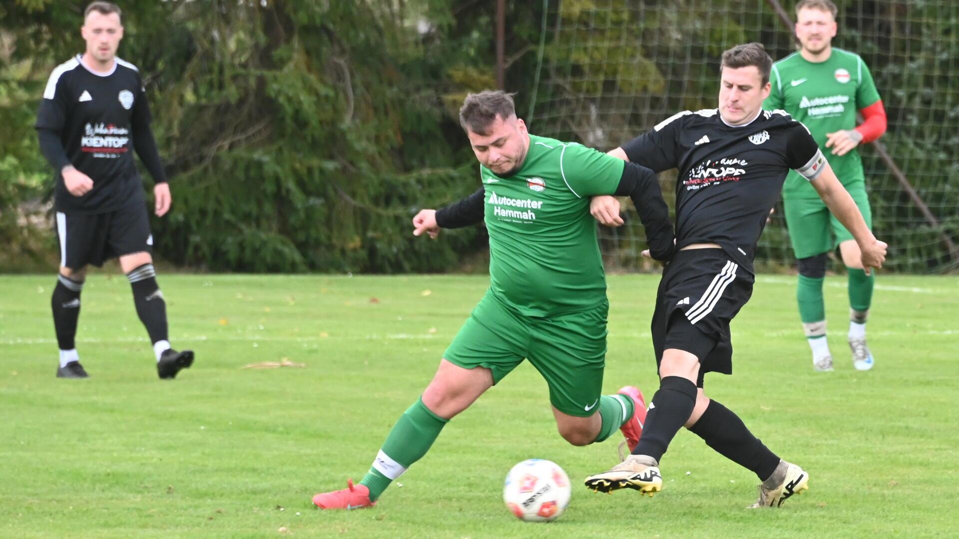 Ostes Kapitän Eike Wilshusen setzt sich gegen BSC-Spieler Artur Alischev durch.
