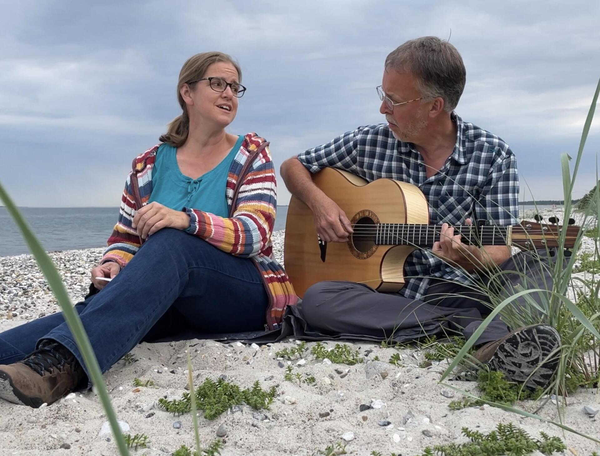 Ostseestrand statt Heide: Hilke und Jan Glink wandern auf die dänische Insel Samsø aus. Die beiden sind als Duo „Bliss“ in der Region als Musiker bekannt. Musik kann auch in ihrem neuen Zuhause ein Türöffner sein. Die ersten dänischen Songs sind schon fertig.