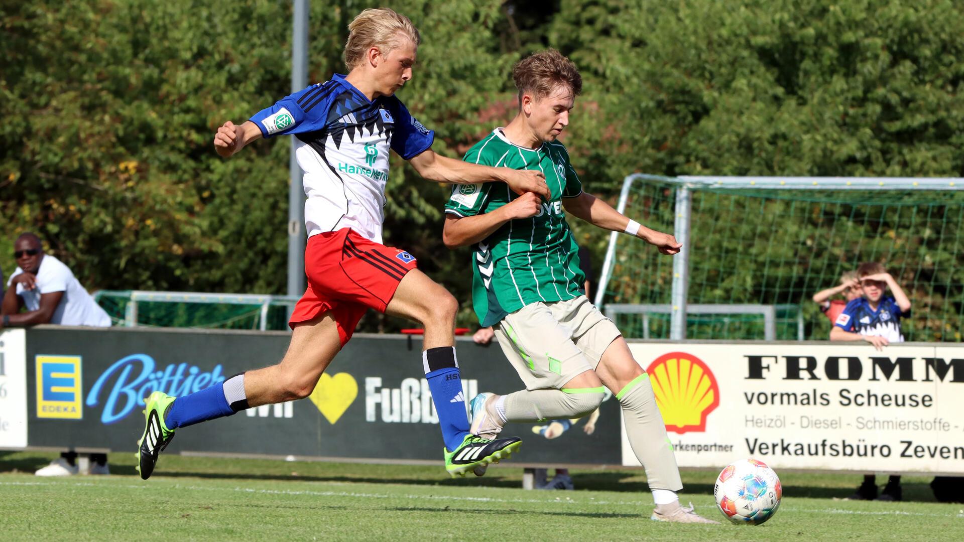 Packende Zweikämpfe und sehr Tempo kennzeichneten das Testspiel in Ostereistedt. Hier eilt der HSVer Nikolas Wodke (links) seiner Werder-Konkurrenten Devin Bichel nach.