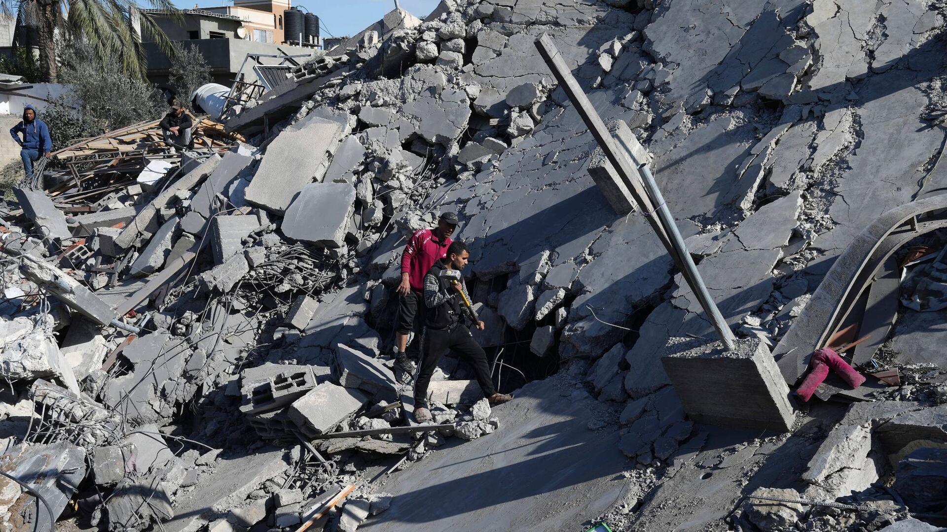 Sorge vor Bodenoffensive in Rafah wächst Palästinenser suchen nach einem israelischen Luftangriff im Flüchtlingslager Nusseirat nach Überlebenden.