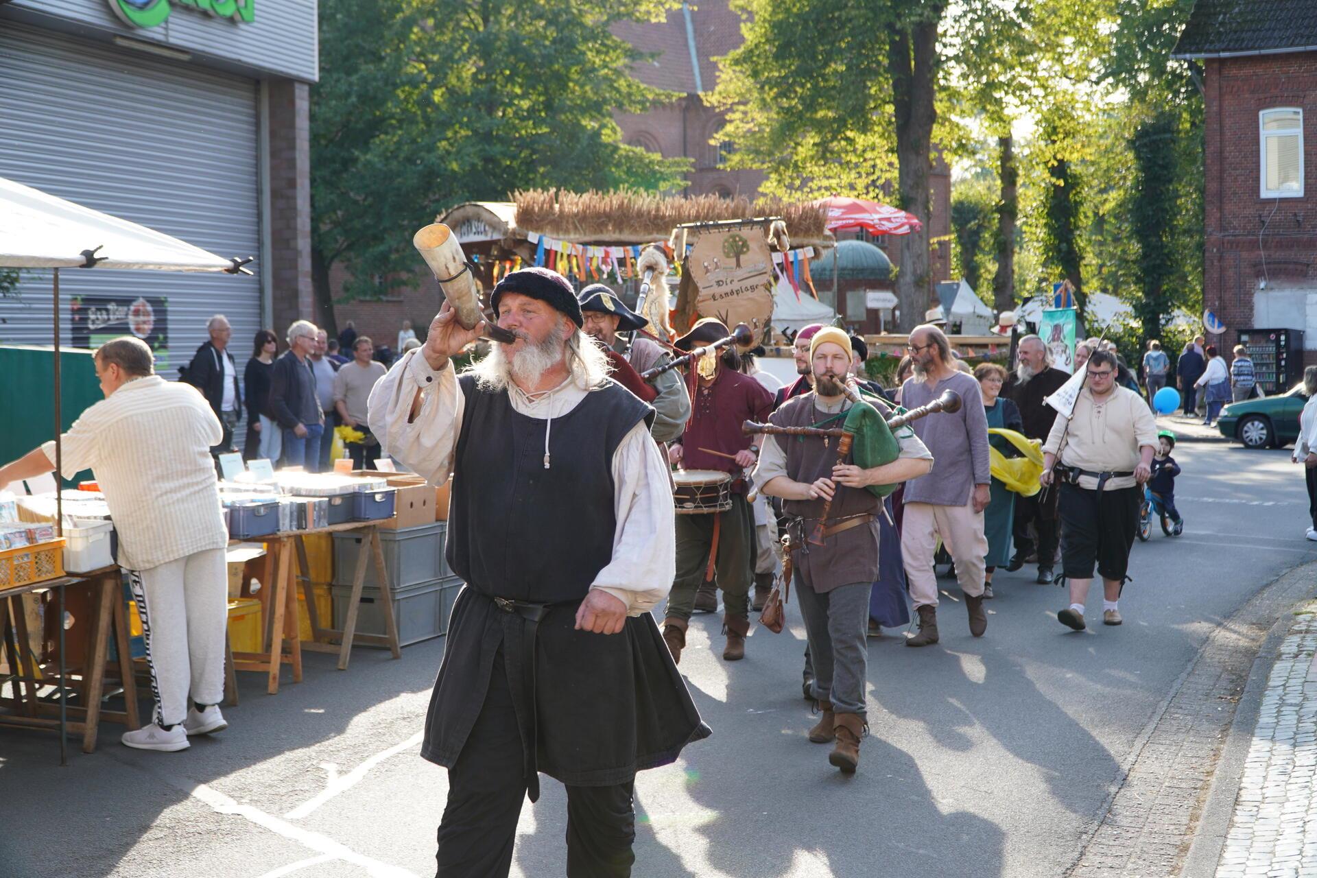 Parade der Mittelaltergelage auf dem Herbstmarkt.
