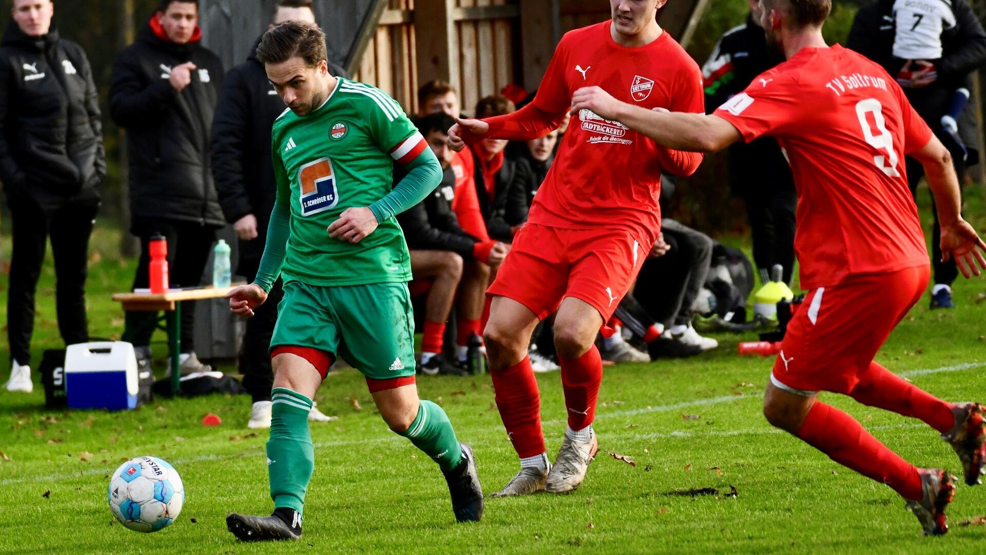 Pascal Steingröver (links) traf im Test gegen den FC Alfstedt/Ebersdorf doppelt.