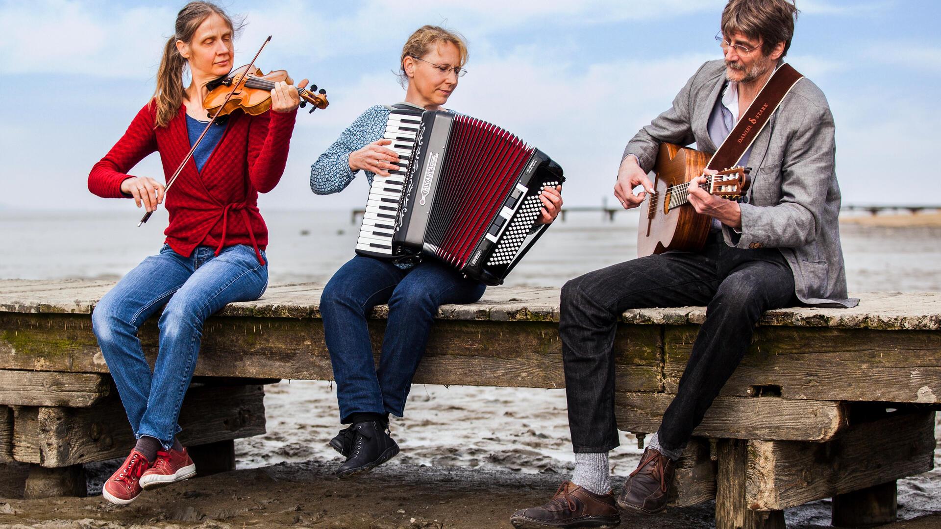Passend zum Veranstaltungsort „Cultimo“: Das Trio „DreyBartLang“ sorgt für eine musikalische Reise durchs Moor.