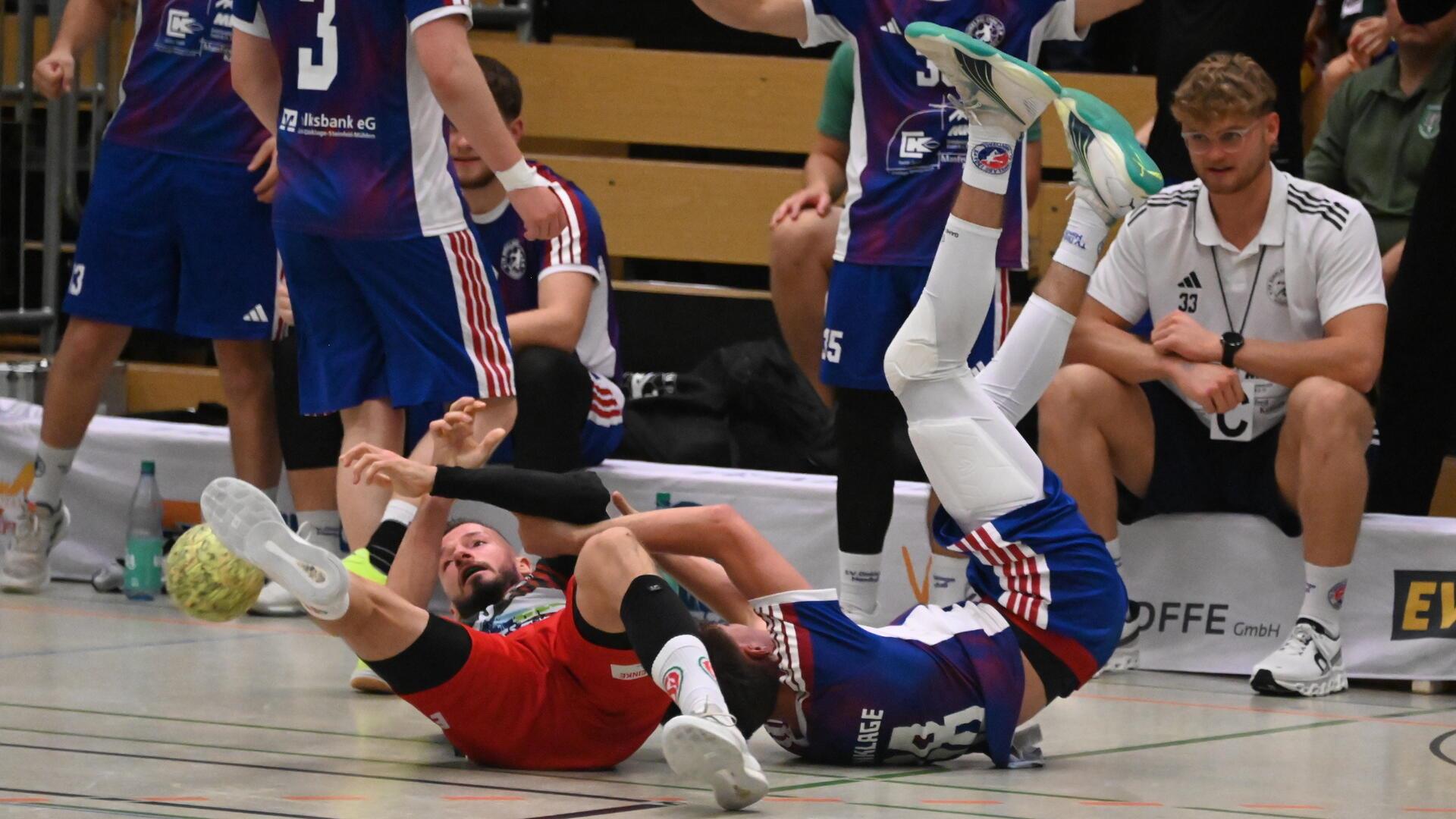 Passend zur aktuellen Situation des TSV Bremervörde: Das Team um Lars von Kamp (li.) ist nach zwei Niederlagen Schlusslicht der Oberliga.
