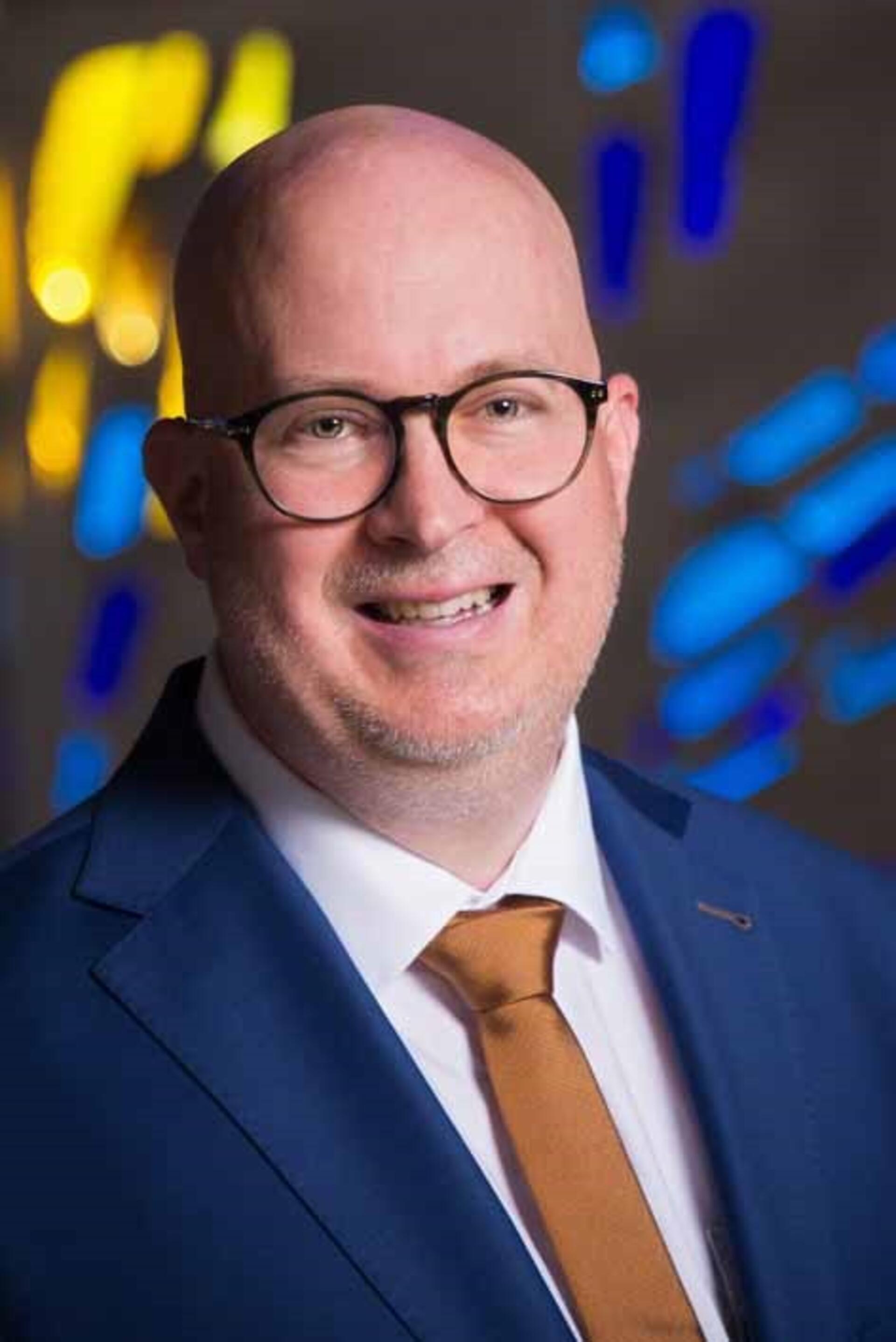 Ein Mann mit Brille