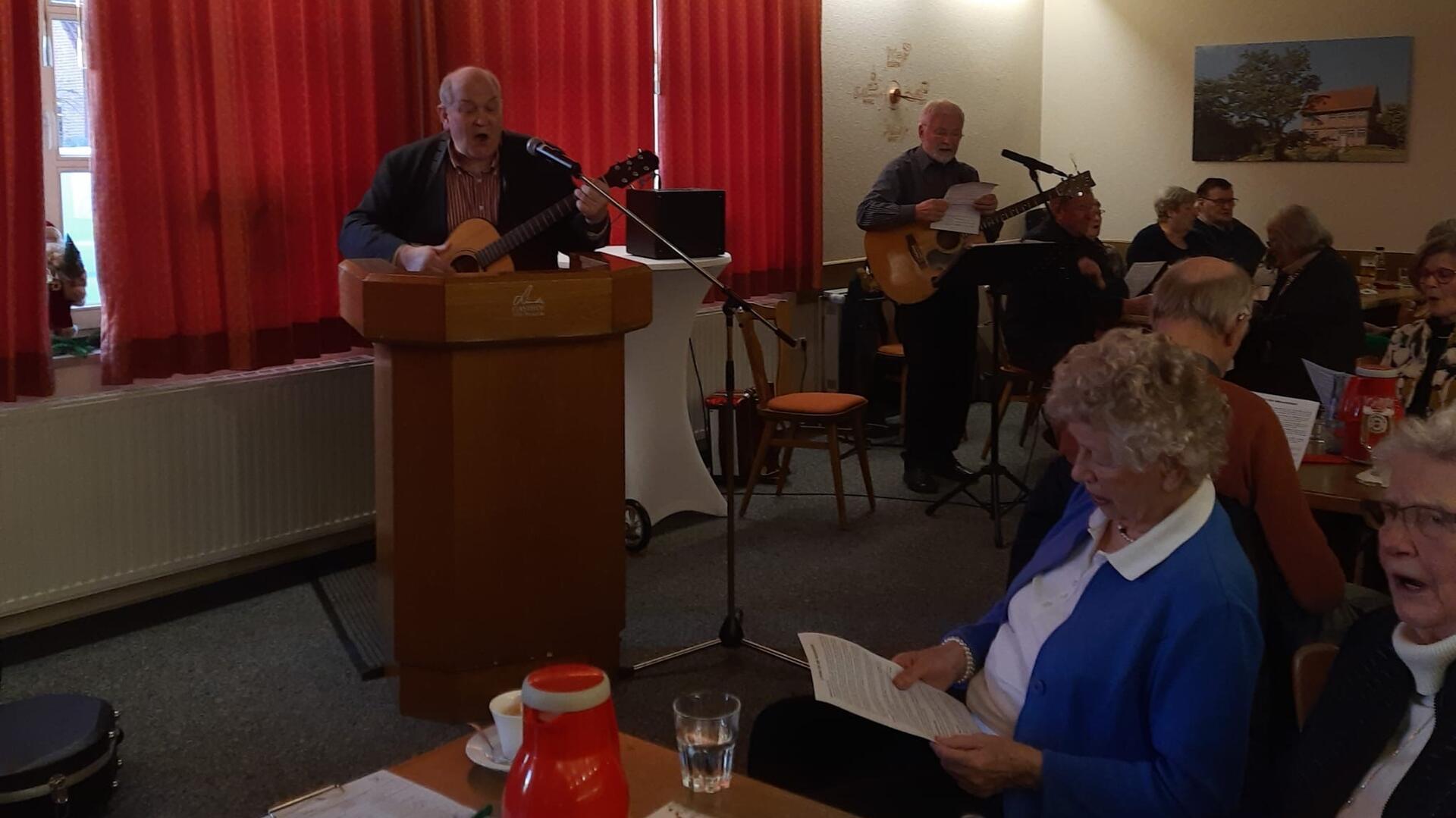 Pastor Andreas Beneke und Helmut Kröger sorgten mit ihrer Musik für die richtige Adventsstimmung.