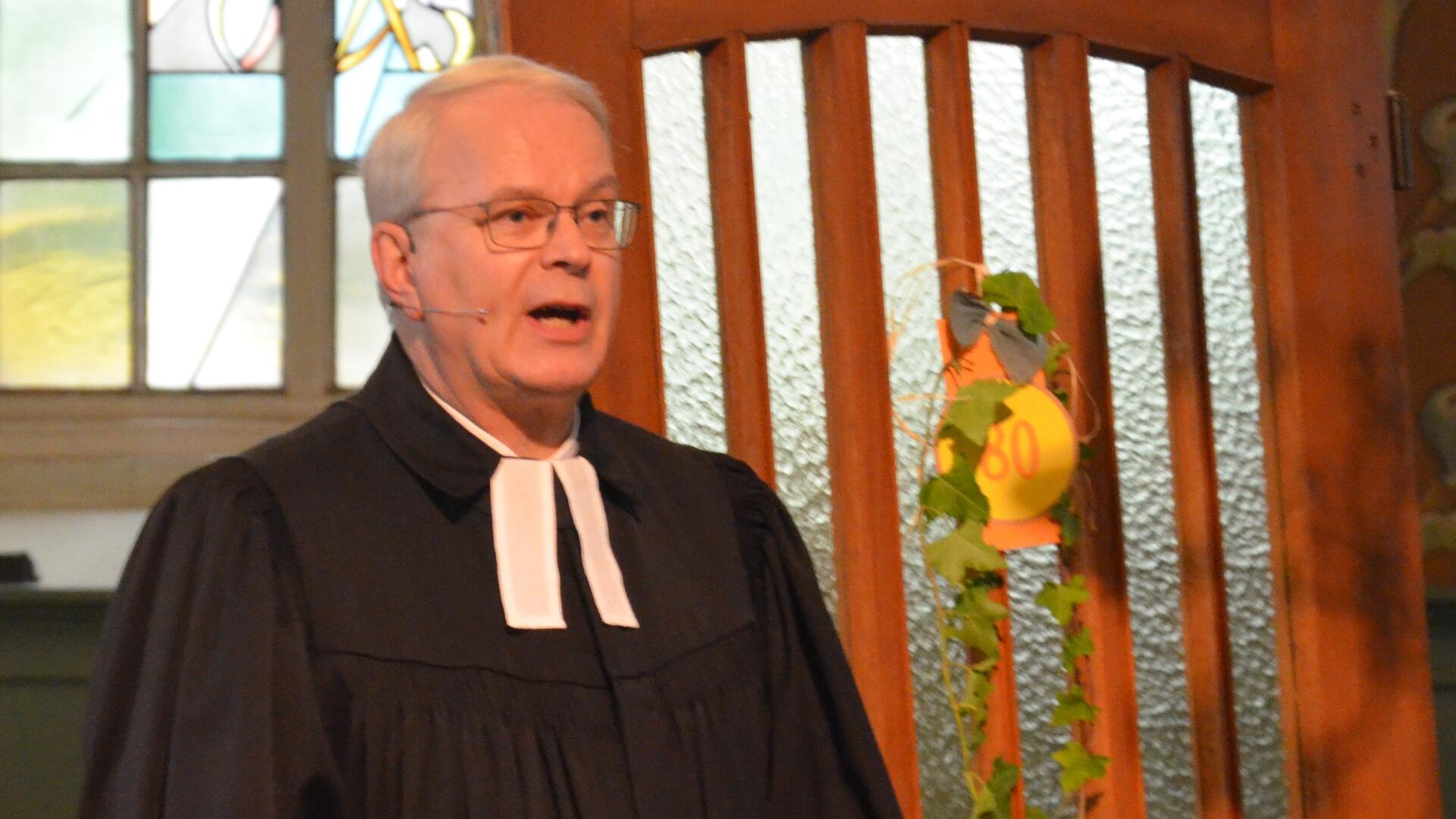 Pastor Gerhard Schäfer predigt über die Tür.