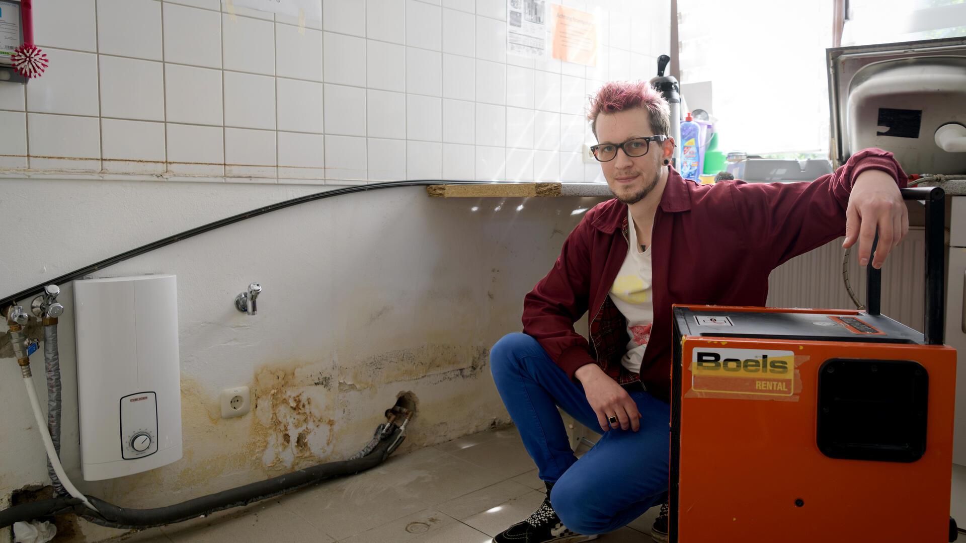 Pastor Maximilian Bode in der Küche, die durch einen Wasserschaden beschädigt wurde. Foto: Masorat