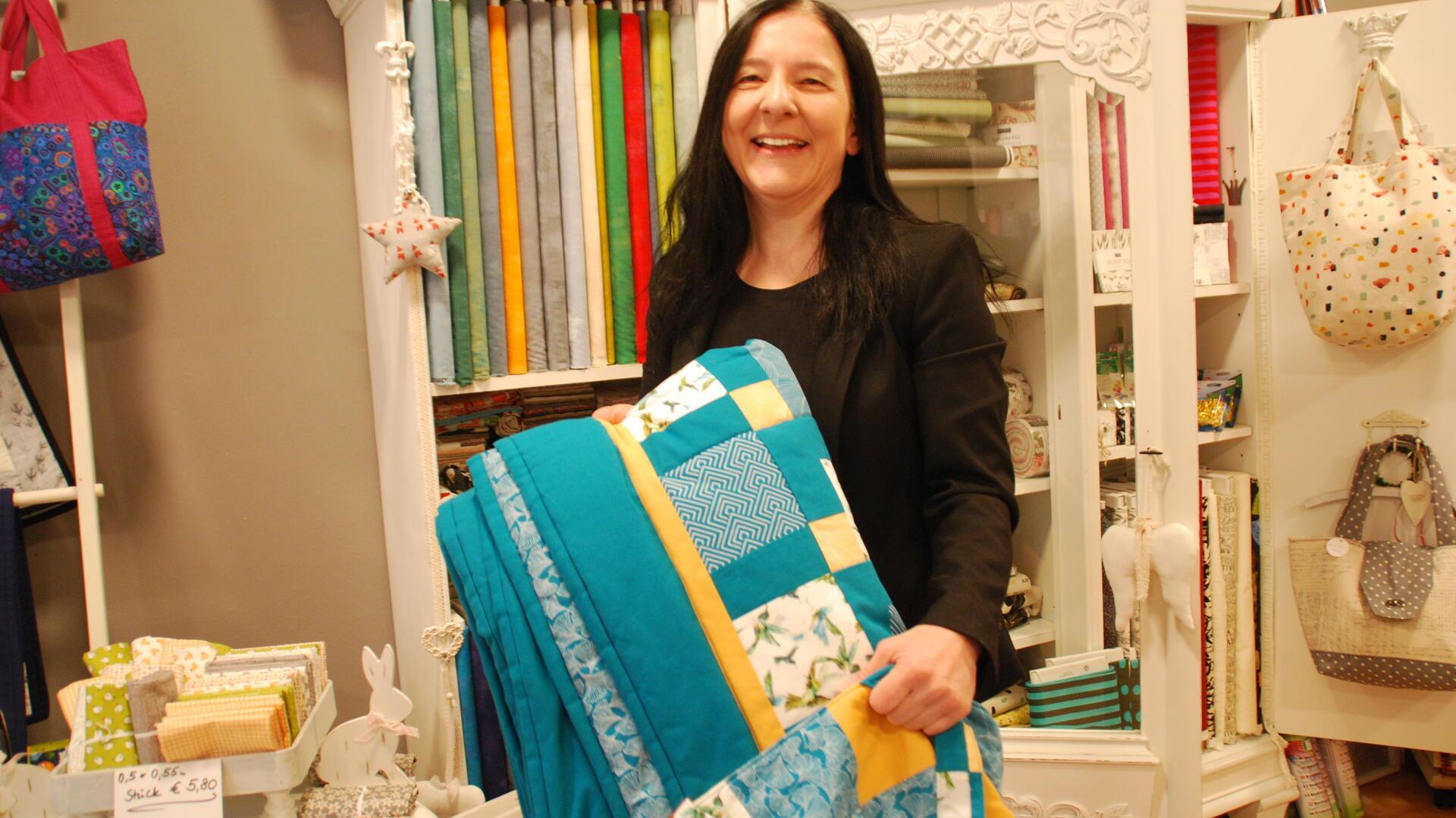Patchwork ist ihre große Leidenschaft: Martina Fricke zeigt ihr selbst genähtes Quilt mit Tasche.