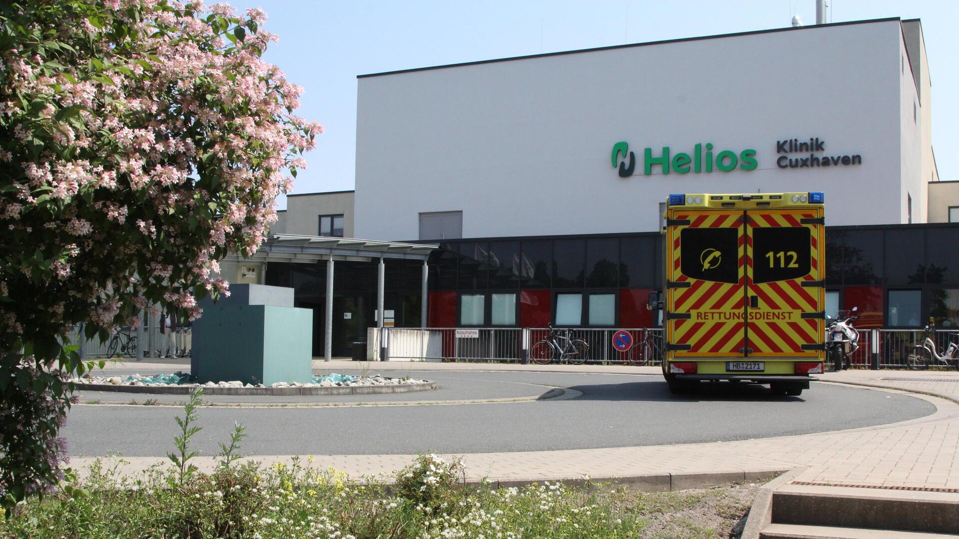 Ein Rettungswagen fährt vor einem Krankenhaus vor. 