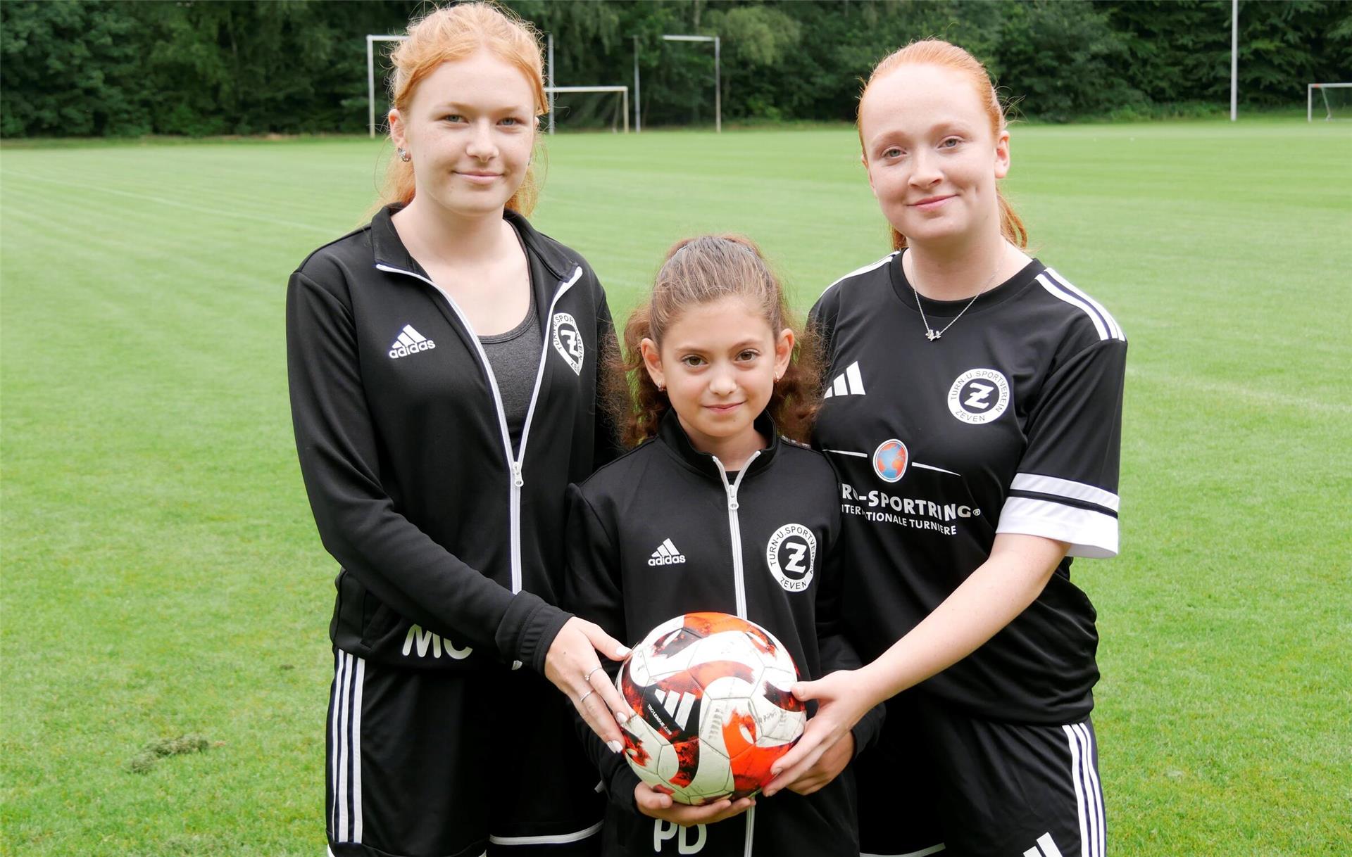 Patricia Druta kickt erst seit September letzten Jahres bei den Mädchen des TuS Zeven. Ihre Trainerinnen Mieke (links) und Lilly van Geemert sind begeistert von der 10-Jährigen.