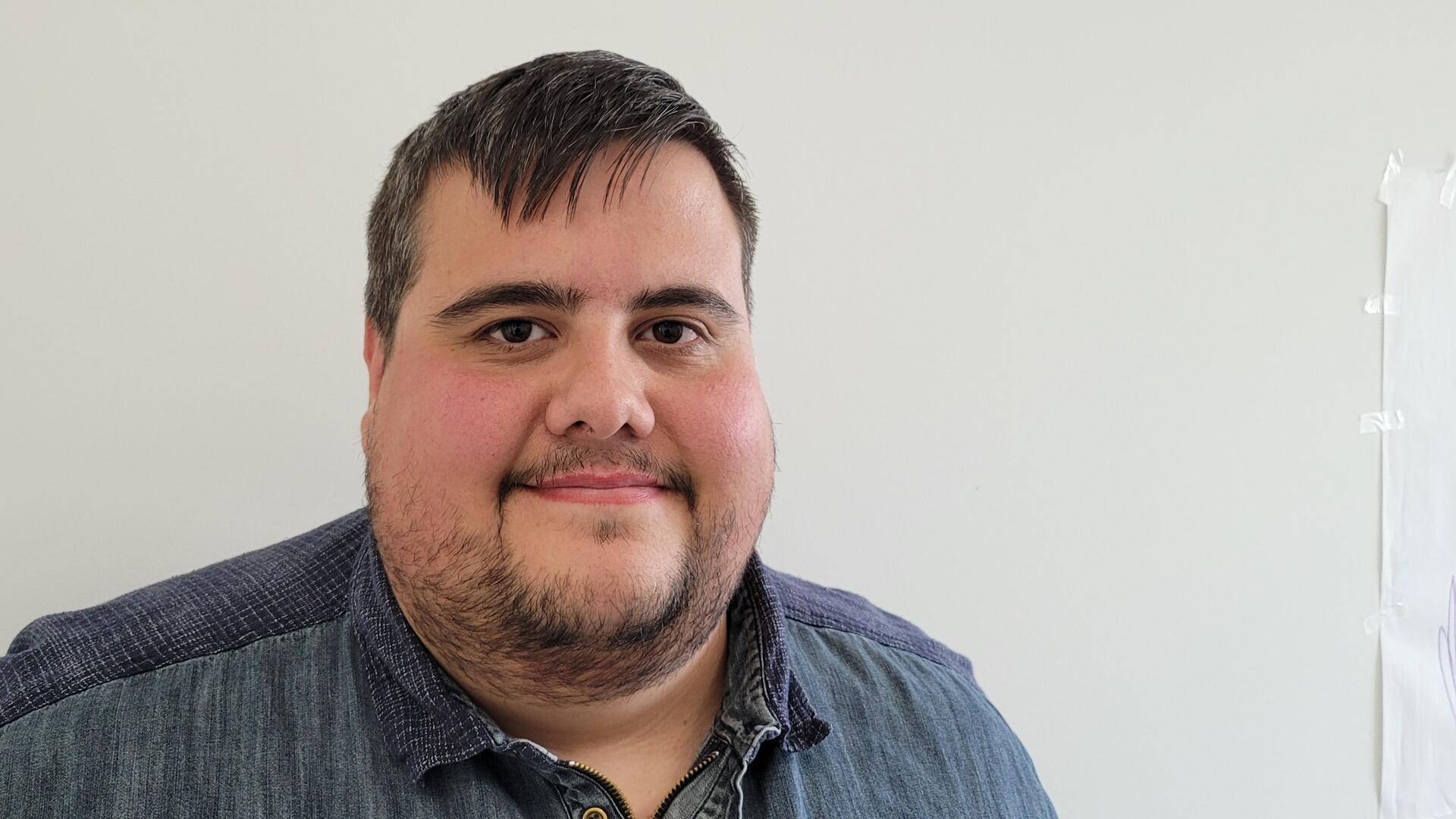 Paul Müller, Sozialpädagoge an der Oberschule Achtern Diek in Dorum, glaubt, dass Exkursionen zu geschichtsträchtigen Orten wie Bergen-Belsen wichtig sind: „Es geht nicht darum, Schuldgefühle bei den Kindern zu wecken, sondern sie dafür zu sensibilisieren, dass vor weniger als 100 Jahren in unserem Land grausamste Dinge geschehen sind.“ 