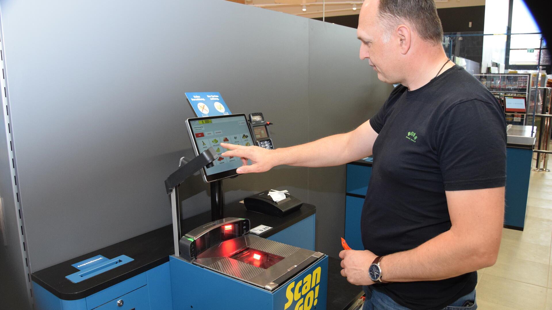 Vor der Eröffnung: So sieht der neue Penny-Markt in Selsingen aus Penny-Bezirksleiter Daniel Springborn zeigen einen der beiden Scan-Automaten, an denen Kunden kleinere Einkäufe selbst scannen und bezahlen können.