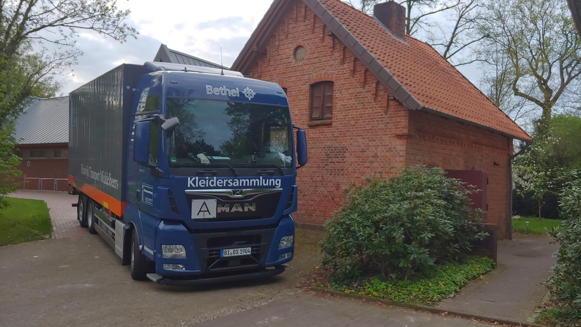 Per Lkw werden die Spenden nach der Sammelaktion von der Garage Pastor Knapmeyers nach Bethel transportiert.
