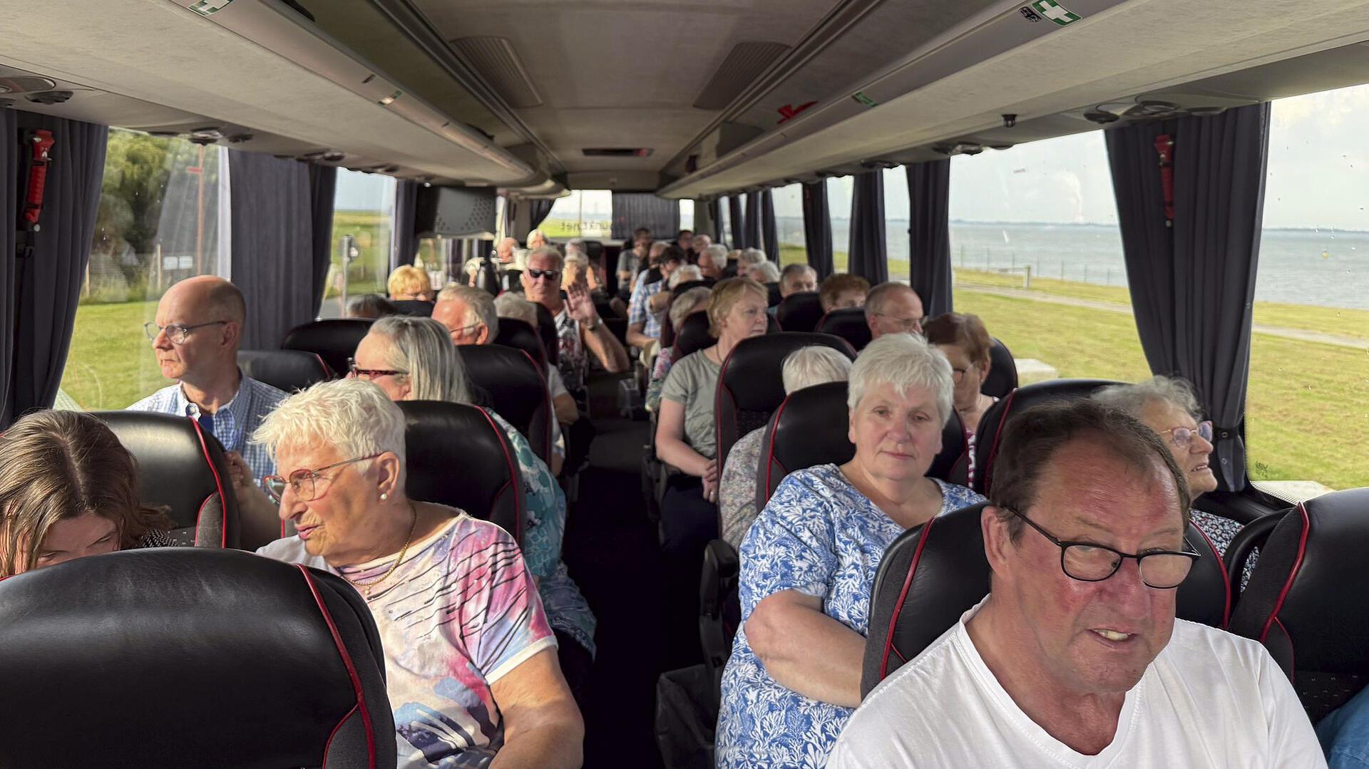 Per Reisebus ging es für die SoVDler aus Bremervörde nach Varel und Wilhelmshaven. 