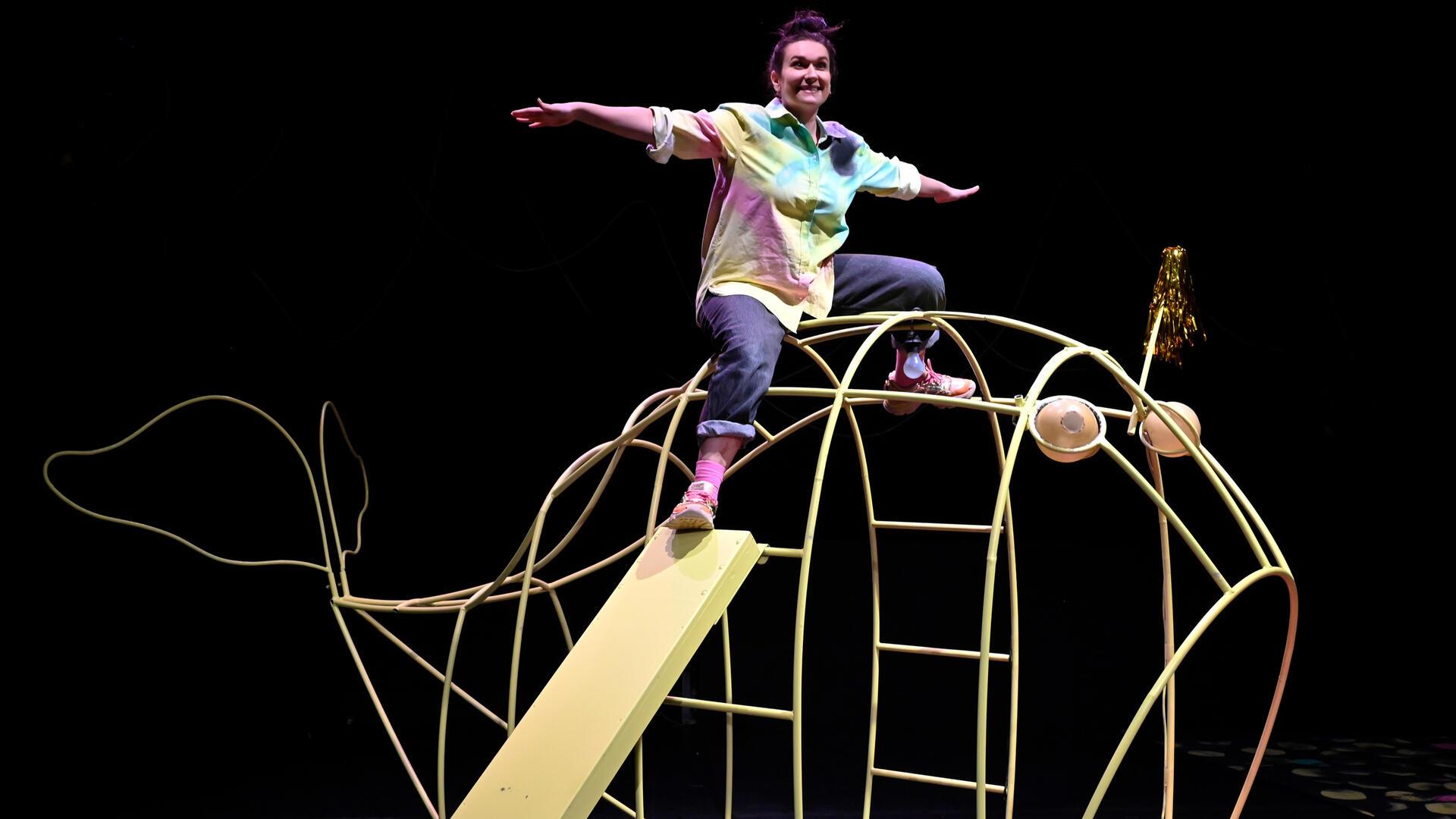 Mezzosopranistin Boshana Milkov und Percussionist Olaf Tzschoppe (nicht im Bild) gelingt in der Kinderoper "Gold" im Jungen Theater Bremerhaven (JUB) eine zauberhaft leichte, poetische, sehr virtuose und fürs kindliche und erwachsene Publikum spannende moderne Version des Grimmschen Märchens vom "Fischer un sin Fru".