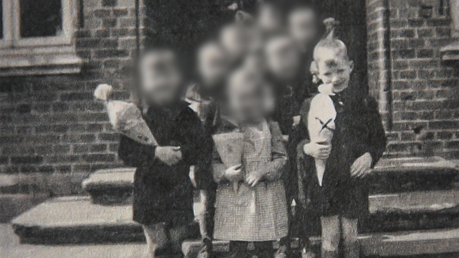 Peter Braun (rechts) bei seiner Einschulung. Kaum vorstellbar, was einige Kinderseelen aushalten müssen. Bereits im Säuglingsalter kam er in ein Kinderheim.