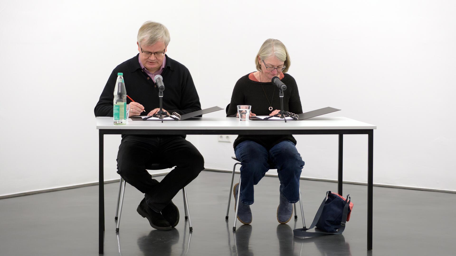 Peter Klett und Britta Mühlbach lesen abwechselnd Jahreszahlen in englischer Sprache vor. Die Lesung gehört zum Projekt „One Million Years“ des japanischen Konzeptkünstlers On Kawara.