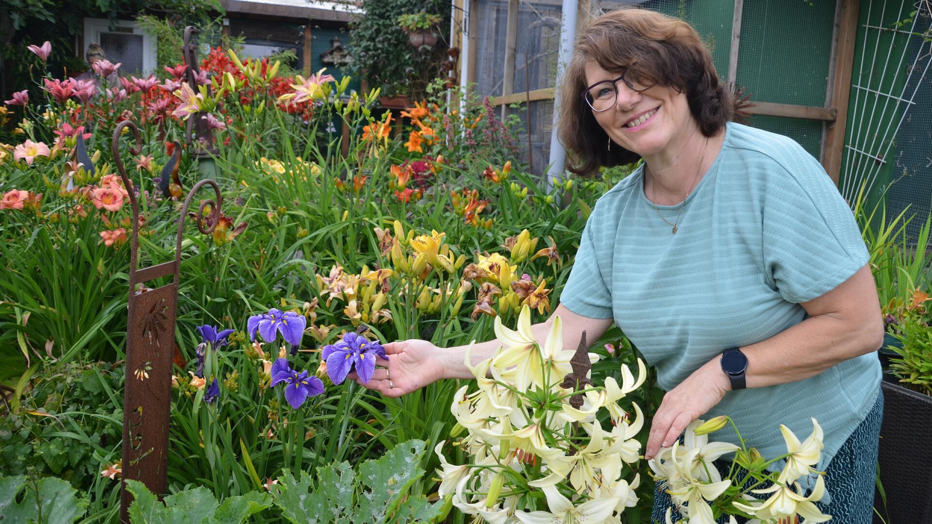 Eine Frau zwischen lilien