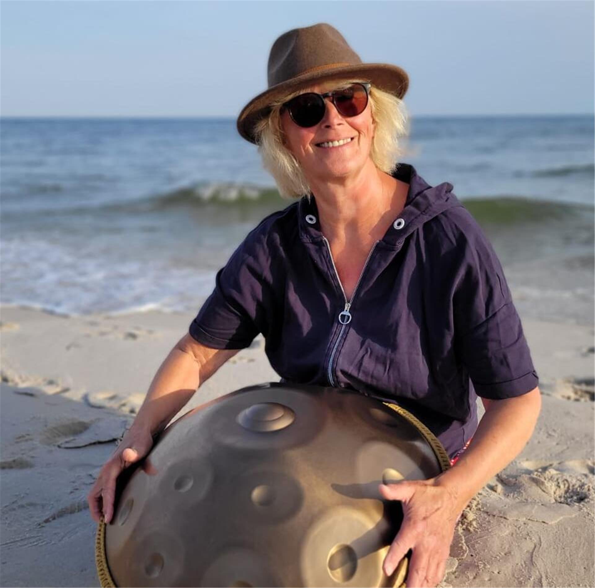 Petra Hencken und ihre Handpan.