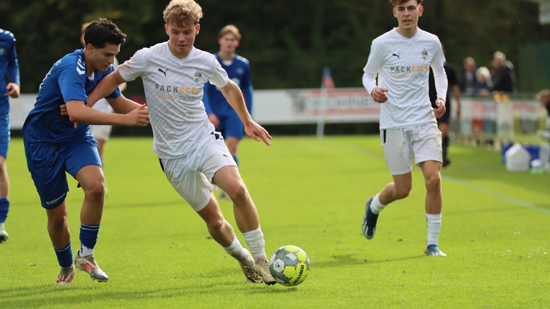 Philipp Wilkens (Mitte) wird in der neuen Saison den Oberliga-Kader des Heeslinger SC verstärken.