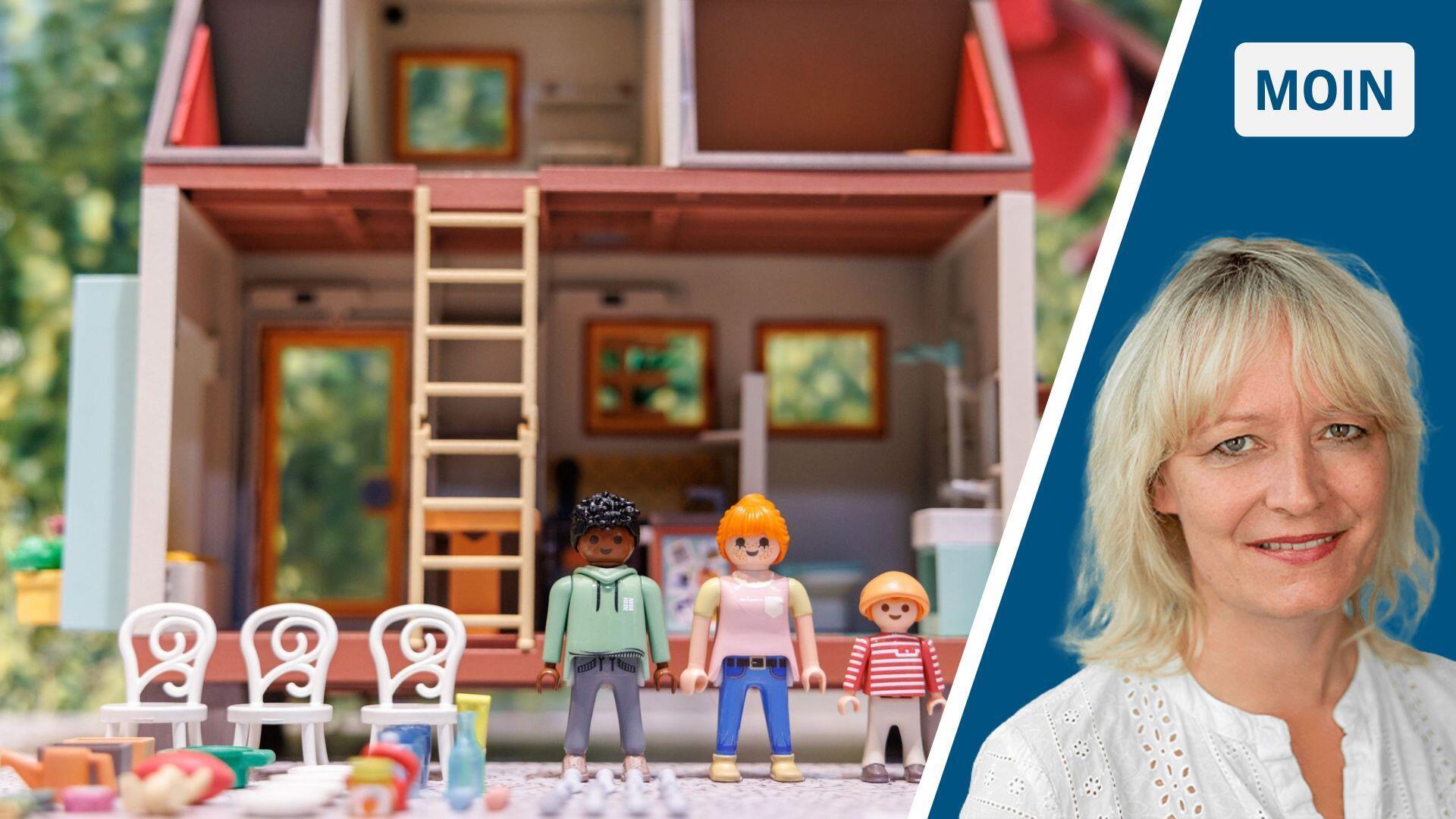 Playmobil-Figuren stehen vor einem Puppenhaus.