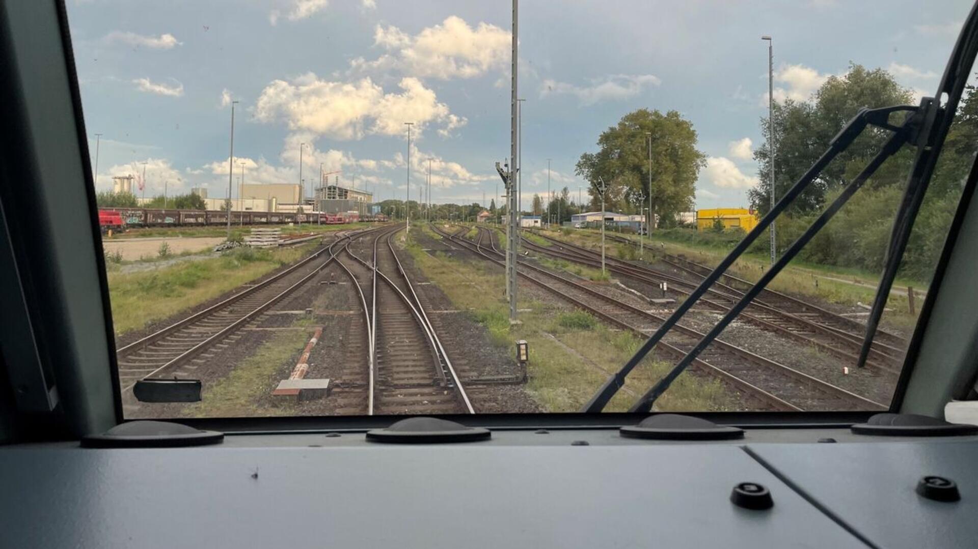 Schienen aus der Sicht eines Lokführers im Inneren eines Triebwagens.