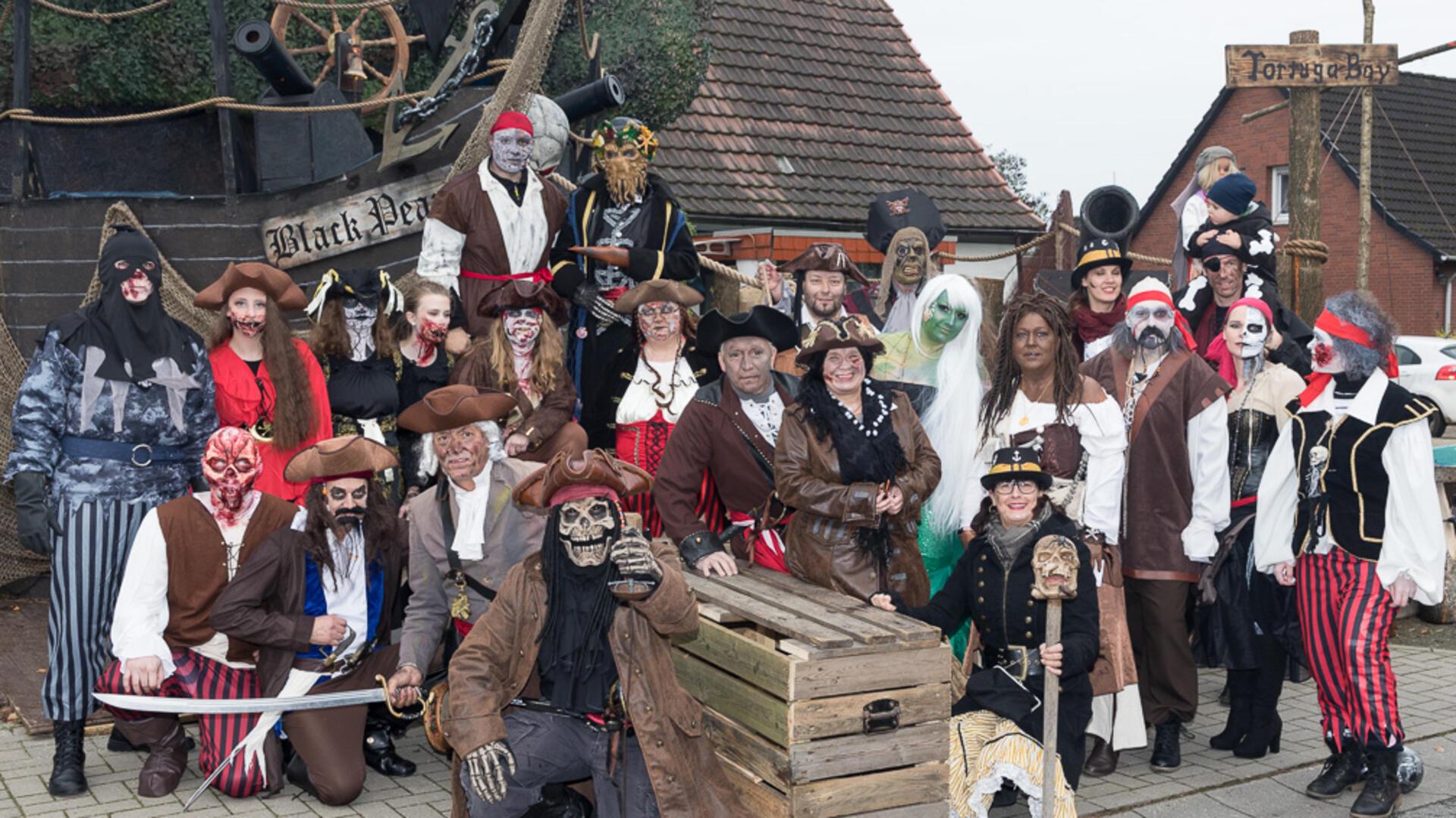 Viele Menschen sind als Piraten verkleidet. 