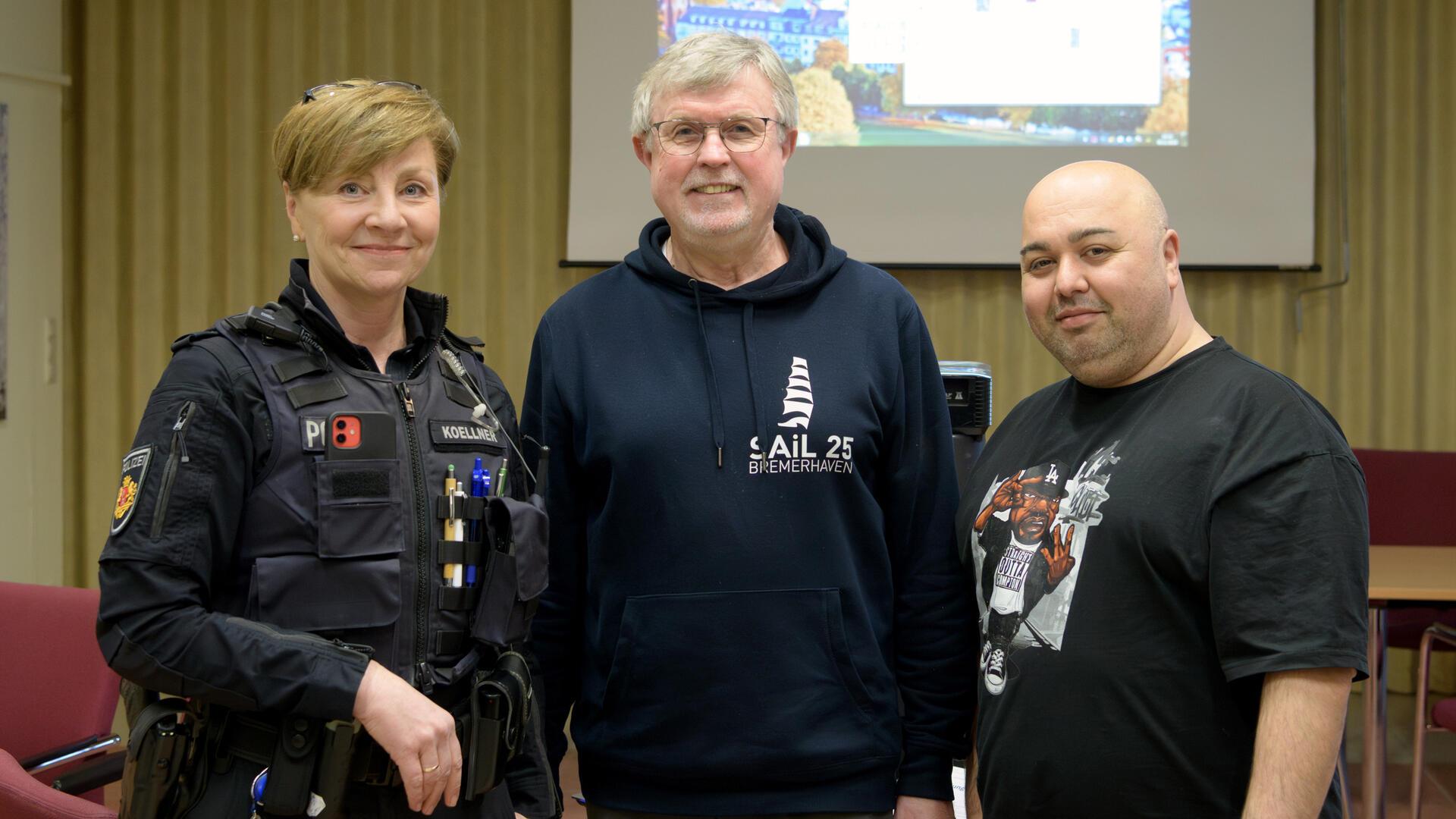 Polizeihauptkommissarin Pamela Koellner (von links), Michael Ring (Sprecher der Stadtteilkonferenz) und Standortmanager Vahit Kurutlu.