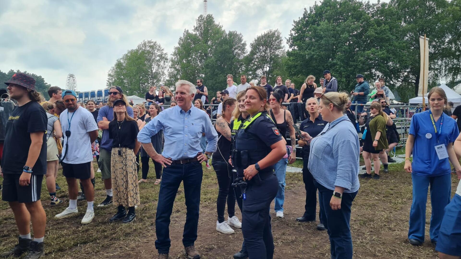 Erst Sonne, dann plötzlich Starkregen und Matsch: Der Hurricane-Freitag in Bildern Polizeipräsident der Polizeidirektion Lüneburg Thomas Ring besucht derzeit die Einsatzkräfte auf dem Hurricane-Festival und schaut sich auch kurz den Auftritt von Ski Aggu an.