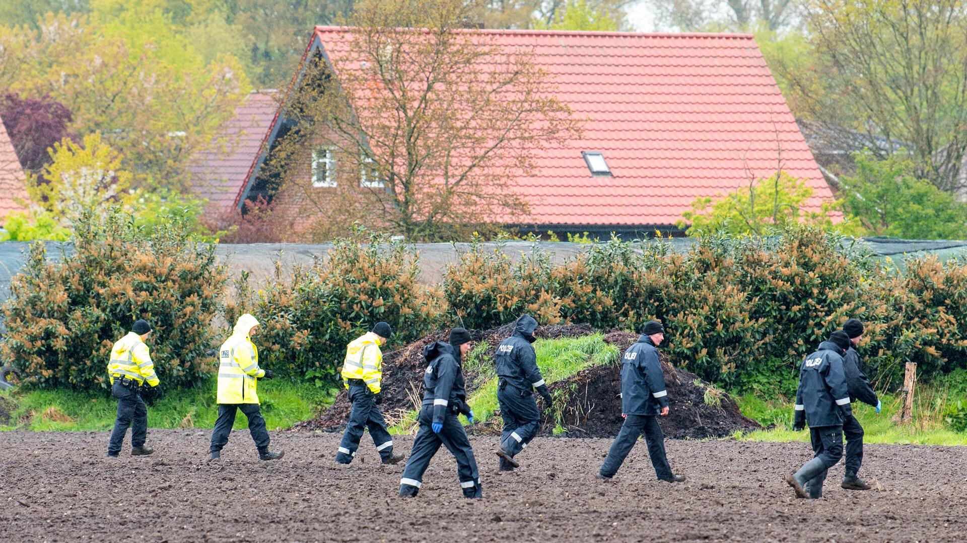 Polizisten gehen auf der Suche nach dem sechsjährigen Arian über ein Feld rund um den Wohnort Elm.