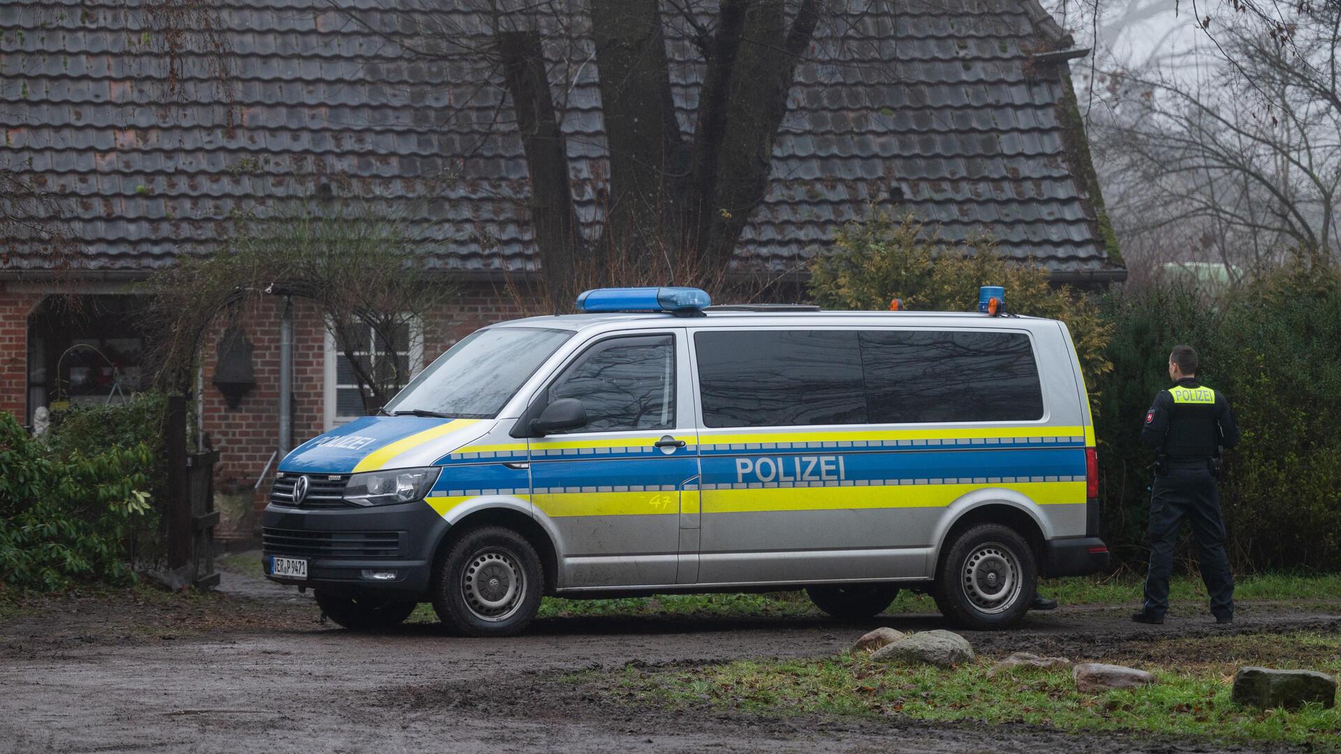 Polizisten stehen mit einem Polizeiwagen vor einem Haus, in dem zwei Tote gefunden wurden. Im Zuge des späteren Mordprozesses soll es Falschaussagen gegeben haben.