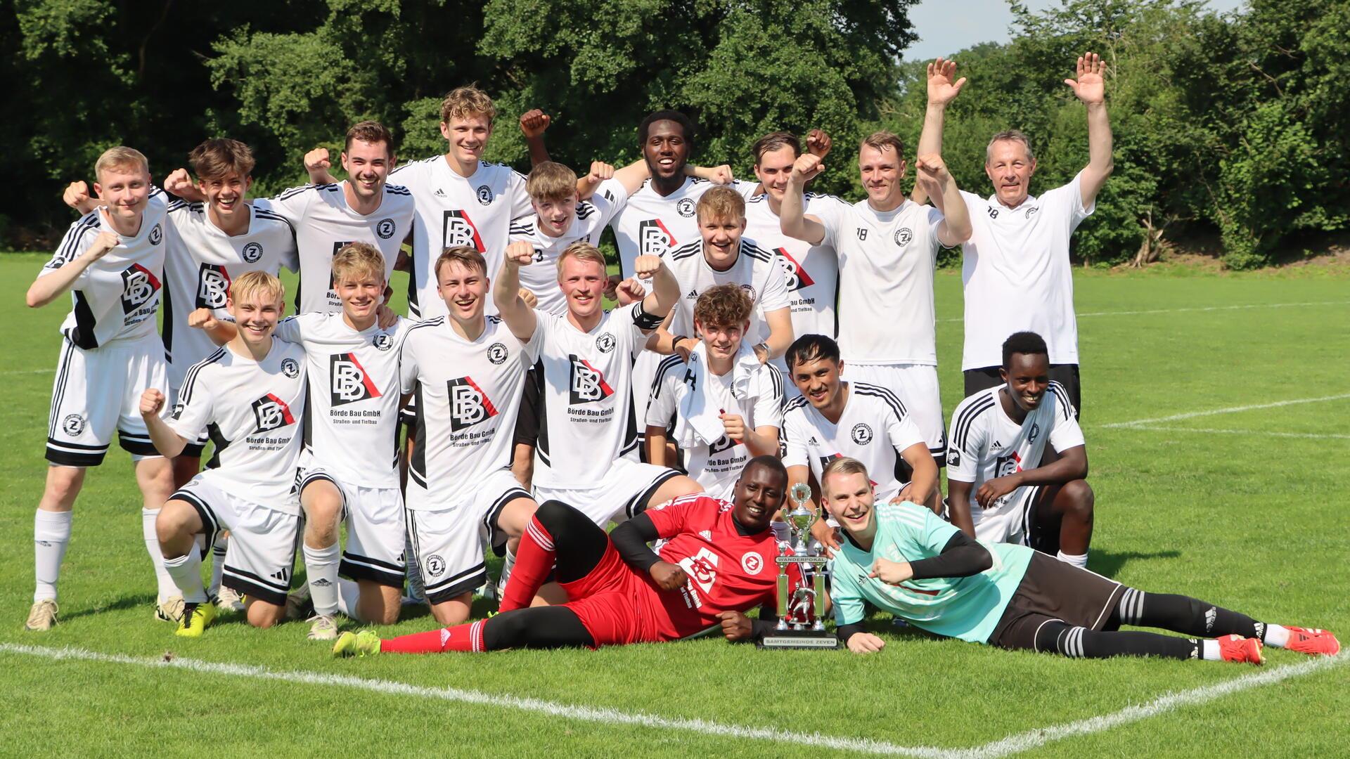 Prächtige Stimmung bei den Spielern des TuS Zeven und Trainer Jürgen Brockmann nach der Übergabe des Samtgemeindepokals. Das Team ist mit viel Selbstvertrauen in die Saison gestartet hat im Pokal bei Fintau und in der Liga gegen Bremervörde jeweils knapp gewonnen. 