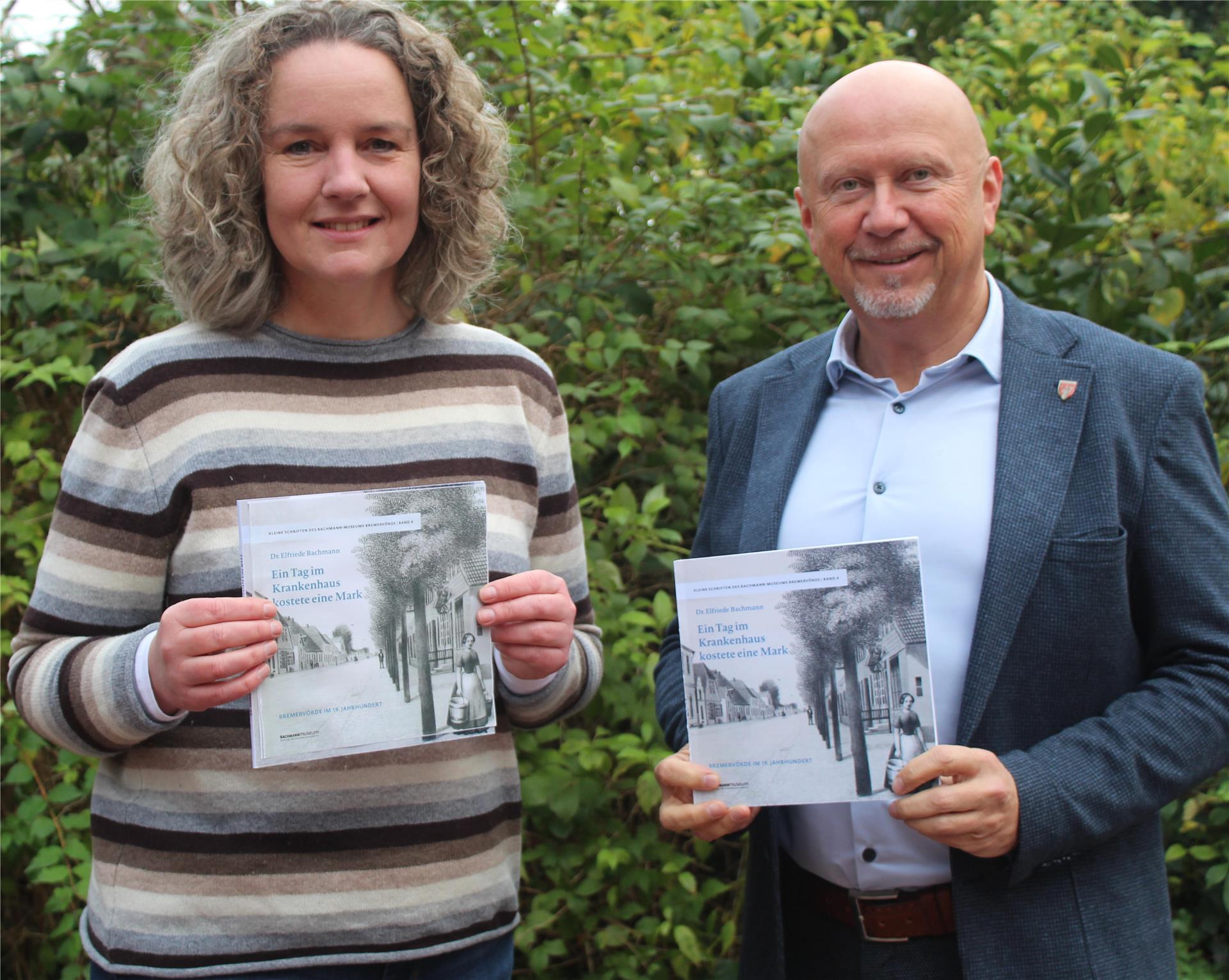 Präsentieren die Neuerscheinung der Stiftung Bachmann-Museum Bremervörde: Museumsleiterin Ellen Horstrup und der stellvertretende Kuratoriumsvorsitzende und Bremervörder Bürgermeister, Michael Hannebacher.