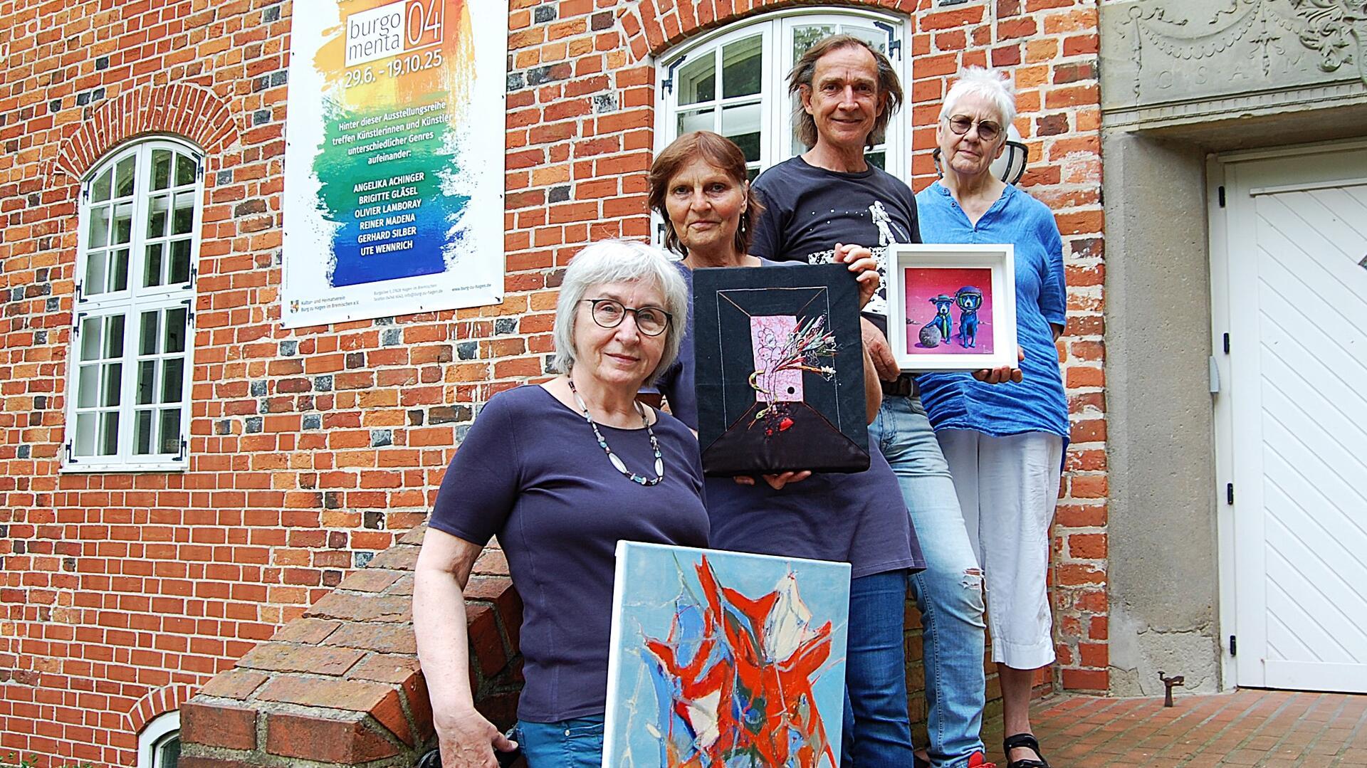 Präsentieren ihre Kunst im Rahmen der Ausstellungsreihe „burgomenta 04“ in der Burg Hagen (von links): Brigitte Gläsel, Angelika Achinger, Olivier Lamboray und Ute Wennrich. Auf dem Foto fehlen Gerhard Silber und Reiner Madena.