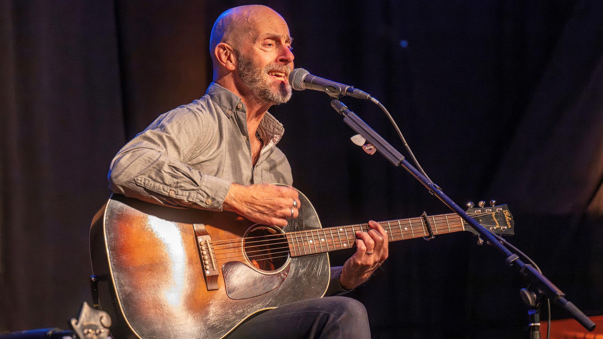 Präsentierte am Sonnabend auch Lieder aus seiner neuen LP „Haus der Liebe“ in Bremervörde: Jon Flemming Olsen.