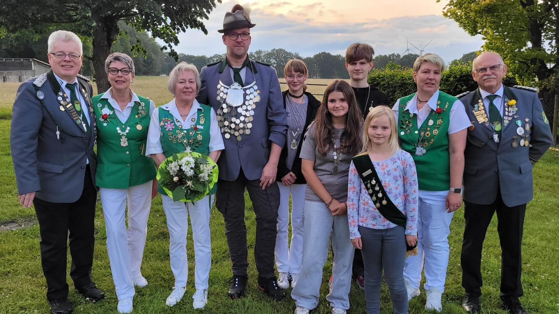 Präsident Holger Rubach (von links) mit dem Kuhstedter Königshaus: Marion Boot, Königin Evelyn Benz, König Rene Ringe, Sophie Massepp, Maylin van Toor, Tjalf Kuhne, Emmi Gatzke, Stefanie Wintjen und Norbert Alex.