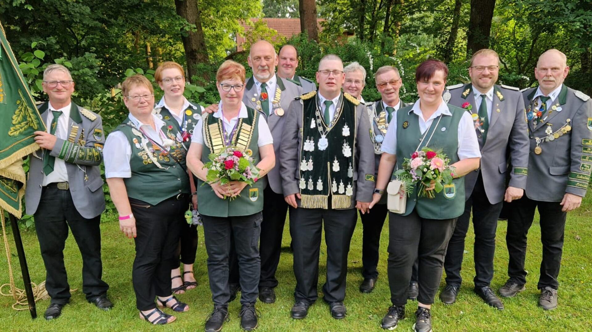 Präsident Werner Meyer (von rechts), Dennis Nickel, Katrin Geestmann, Hans-Wilhelm Otten, Gaby Otten, Sven Geestmann (König), Marco Buchholz, Hans-Ludwig Buchholz, Sabine Buchholz (Königin) Friederike Eckhoff, Martina Meyer, Ralf Geestmann.