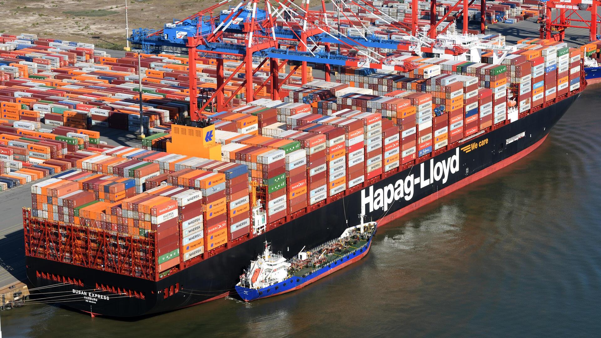 Luftofot. Premierenbesuch in Wilhelmshaven: Die „Busan Express“ legt im Rahmen des Gemini-Netzwerks erstmals am JadeWeserPort an. Am Sonntag wird der Mega-Frachter in Bremerhaven erwartet.
