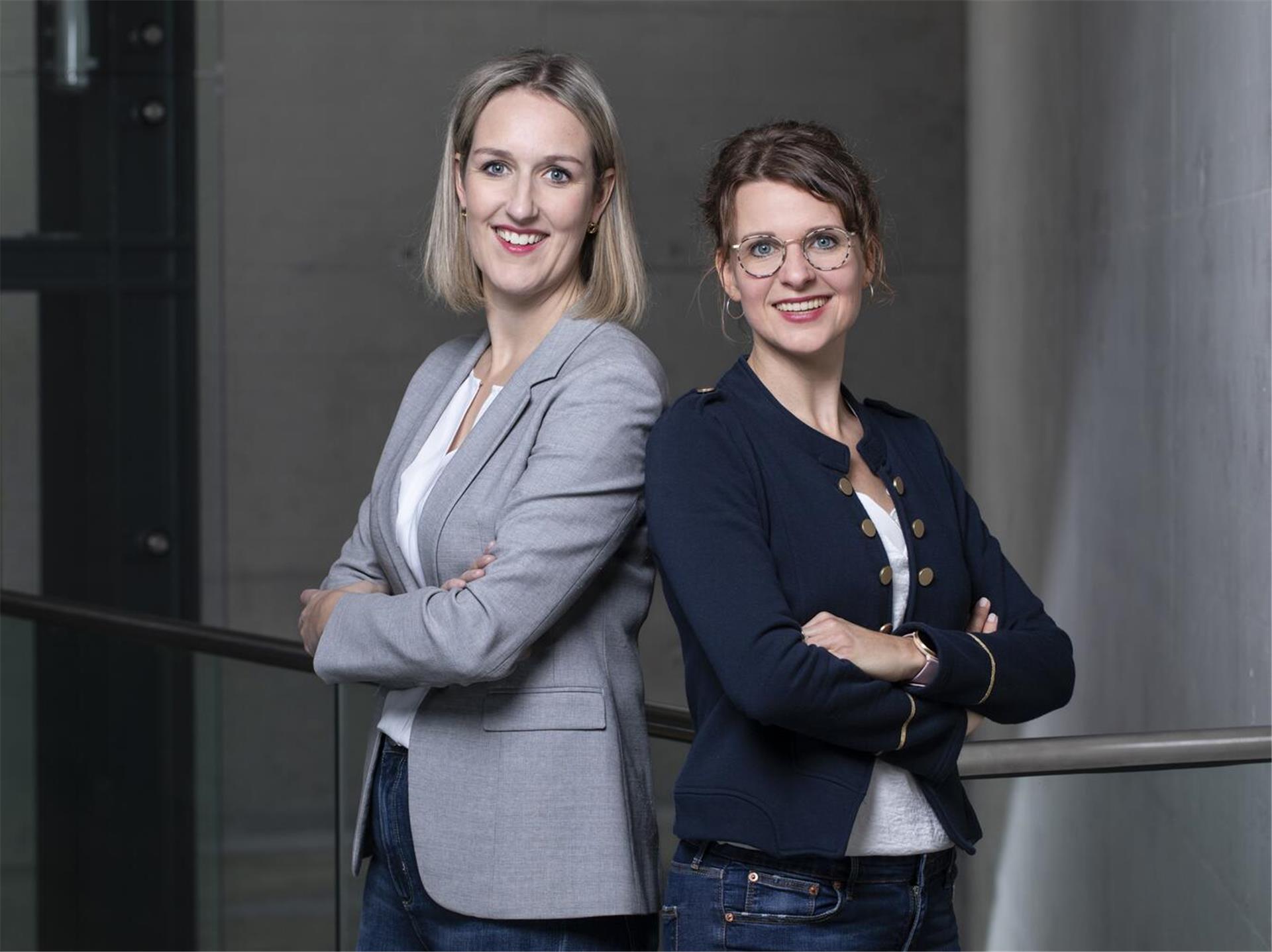 Zwei Frauen lächeln und stehen Rücken an Rücken mit verschränkten Armen. Prof. Dr. Birte Kemmerling (links) und Prof. Dr. Barbara Kleine-Kalmer gründen das Institut, um die Marketing-Expertise der Hochschule Bremerhaven zu stärken und die regionale Wirtschaft mit Markt- und Branchenstudien zu unterstützen.