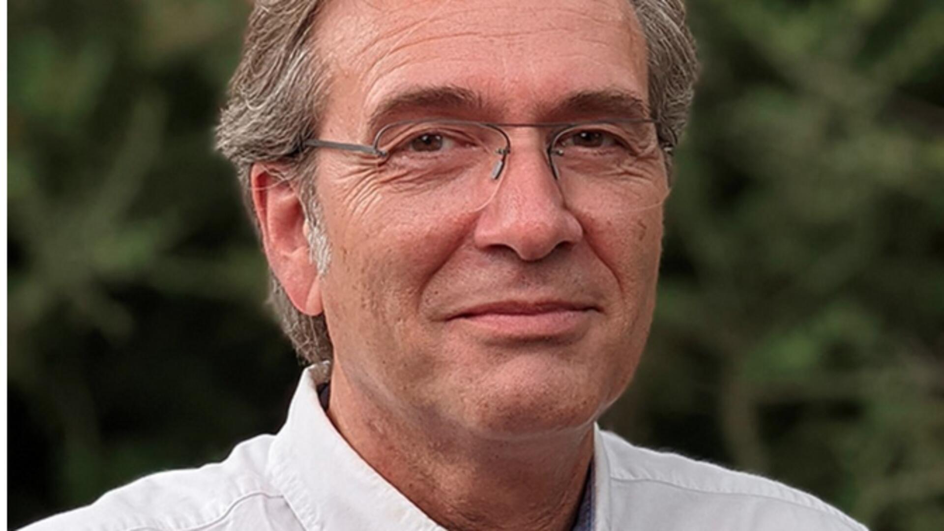 Prof. Matthias Rostock ist in der Komplementärmedizin ein Forscher „der ersten Stunde“: Nach seinem Studium war er seit 1994 14 Jahre lang an der Klinik für Tumorbiologie in Freiburg tätig gewesen. Er ist seit 2008 bis heute Oberarzt am Universitätsspital Zürich und seit 2019 Professor für „Komplementärmedizin in der Onkologie“ am Hubertus Wald Tumor Zentrum im UKE Hamburg.