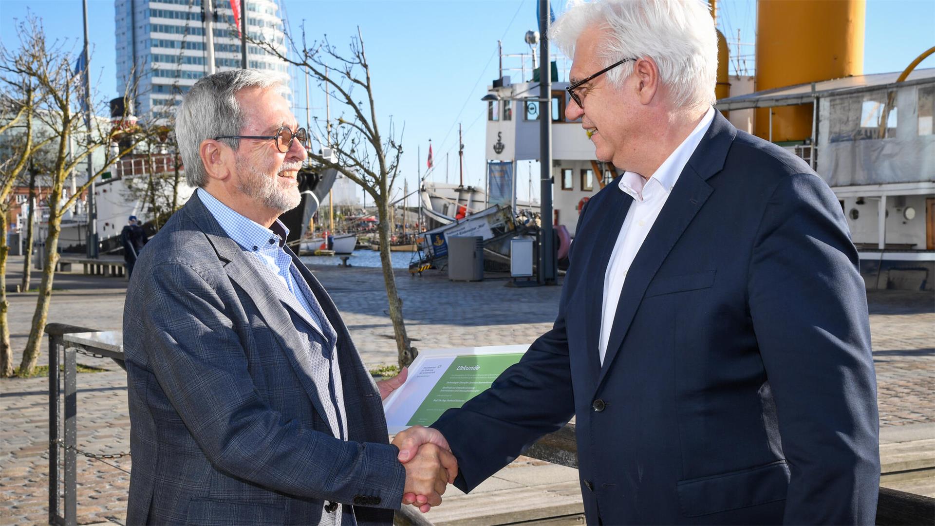 Gerhard Schories (rechts) vom ttz bedankt sich der Dieter Petram.