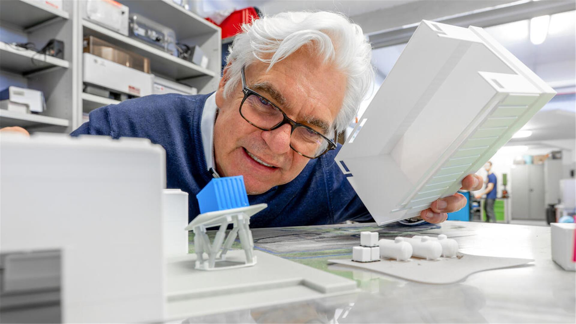 Geht den Wasserstoff-Treibern in Bremerhaven die Puste aus? Mann guckt auf Modell des