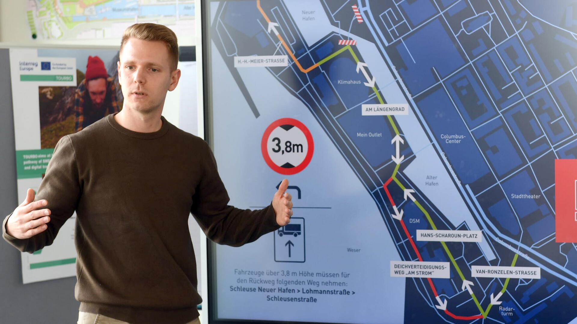 Projektleiter Tim Thyen erklärt die Verkehrsführung. 