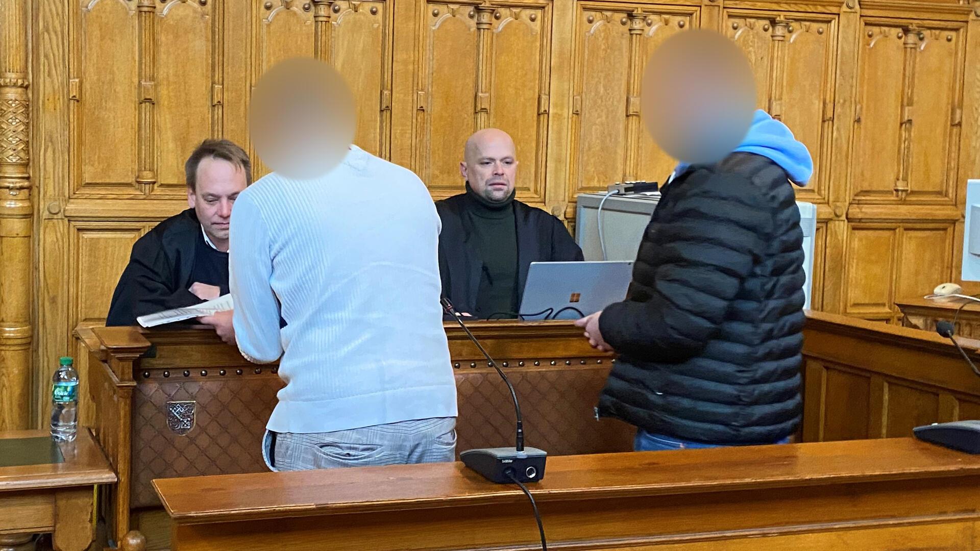 Prozess um versuchten Mord in der Raabestraße in Bremerhaven: Die beiden Angeklagten besprechen sich mit ihren Strafverteidigern Florian Burgsmüller (hinten links) und Alexander Ukat.