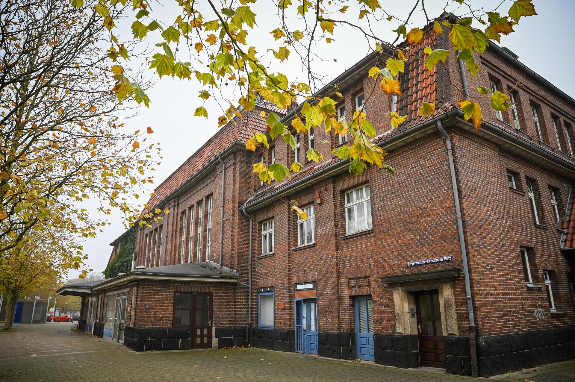 Ein Gebäude, genauer: der Bahnhof Lehe in Bremerhaven. Ein Mann soll dort auf einen anderen Mann geschossen haben. 