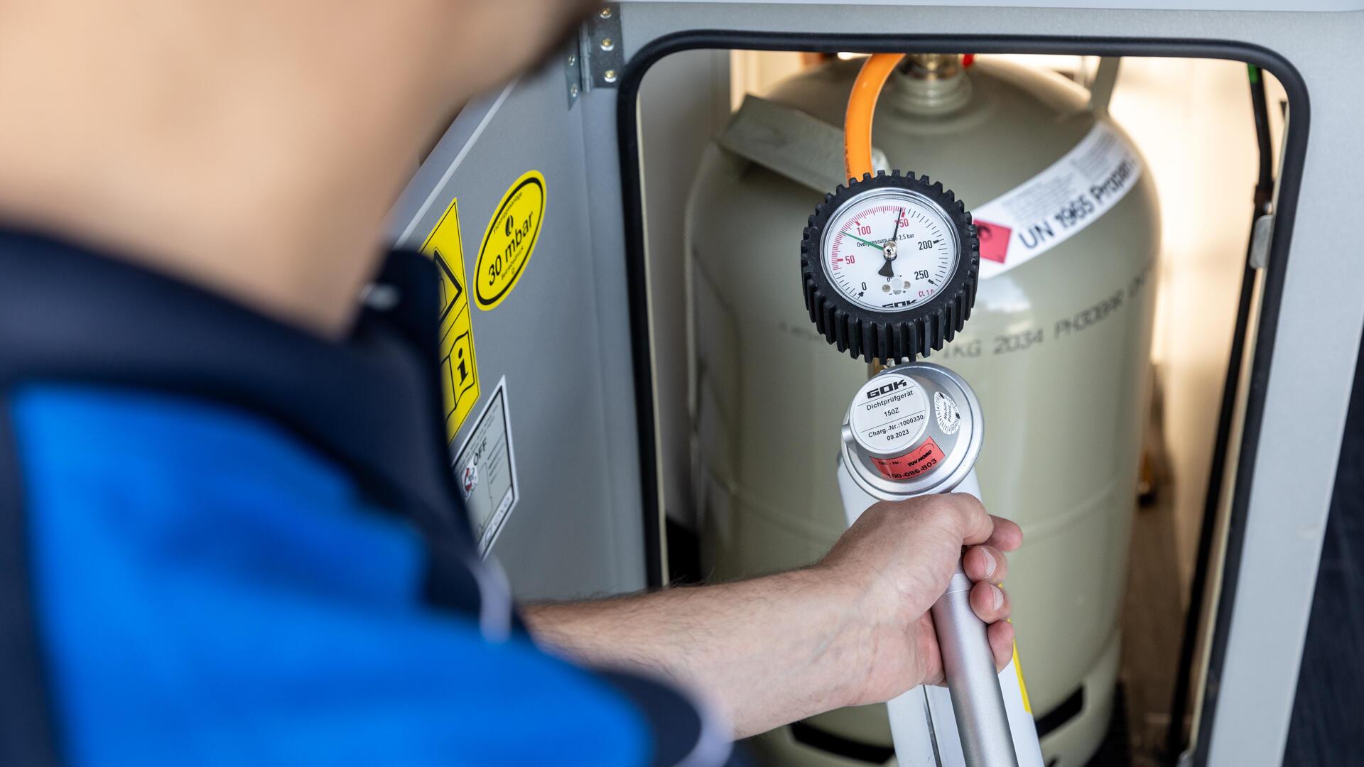 Prüfung einer Gasanlage: Für Wohnwagen und Wohnmobile wird diese Pflicht.