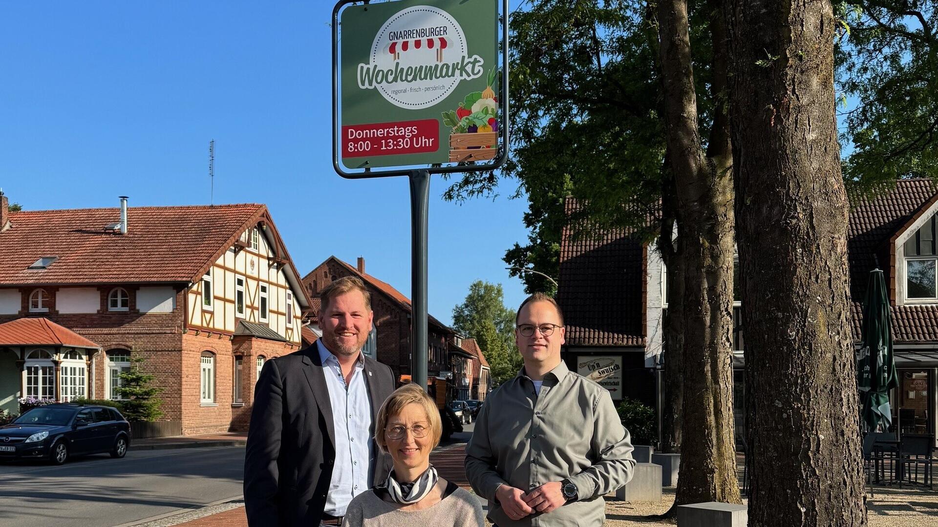 Pünktlich zum Marktstart um 8 Uhr enthüllte Bürgermeister Marc Breitenfeld das neue Hinweisschild zum Wochenmarkt an der Hindenburgstraße. Sein Dank galt Tourismusmanagerin Sandra Junge und Fachbereichsleiter Christoph Halbeck, die mit Herzblut die Idee vom Wochenmarkt vor einem Jahr in die Tat umgesetzt haben und allwöchentlich mit wechselnden Aktionen bereichern.